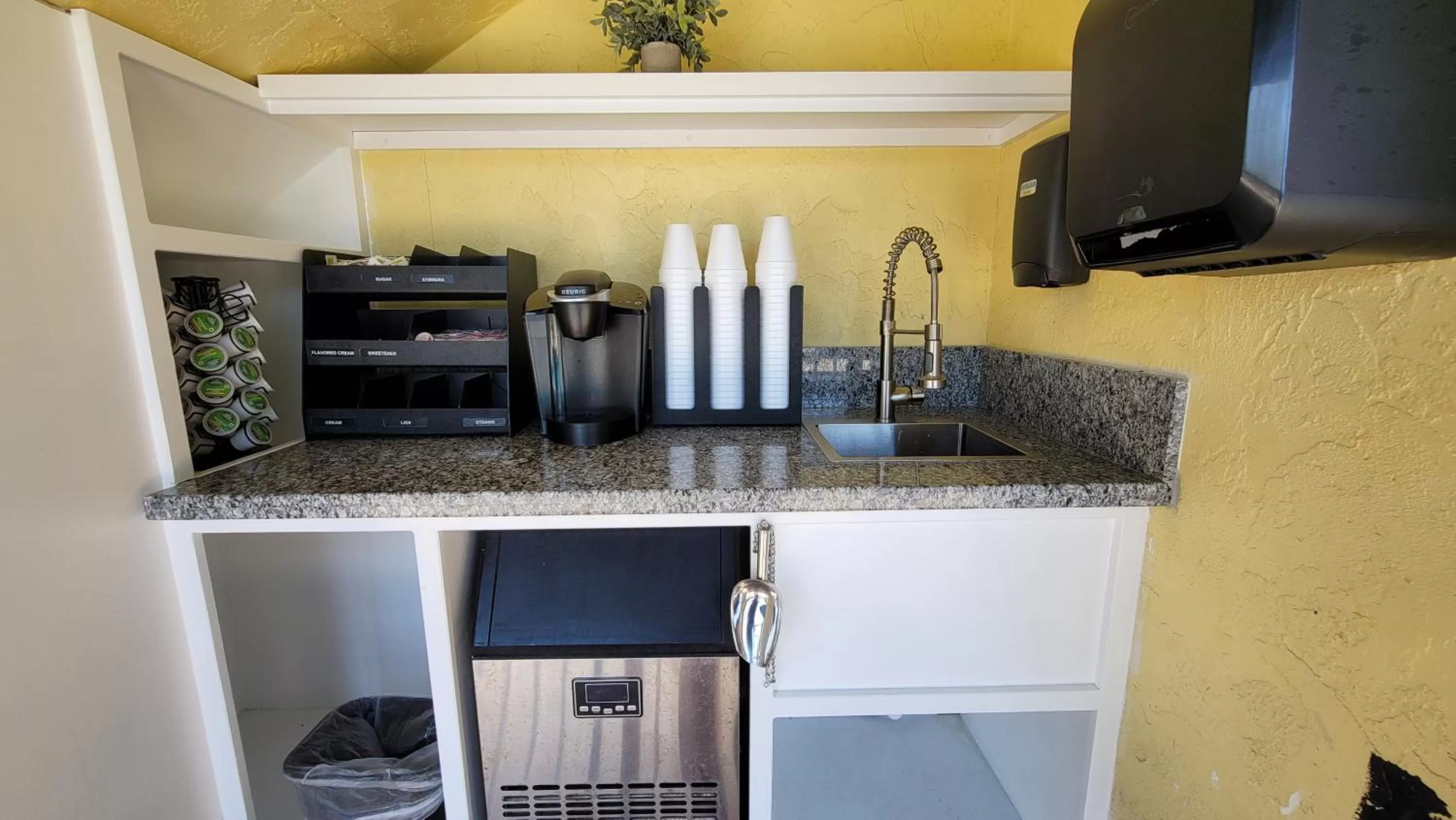 oven in Sunny Palms Inn