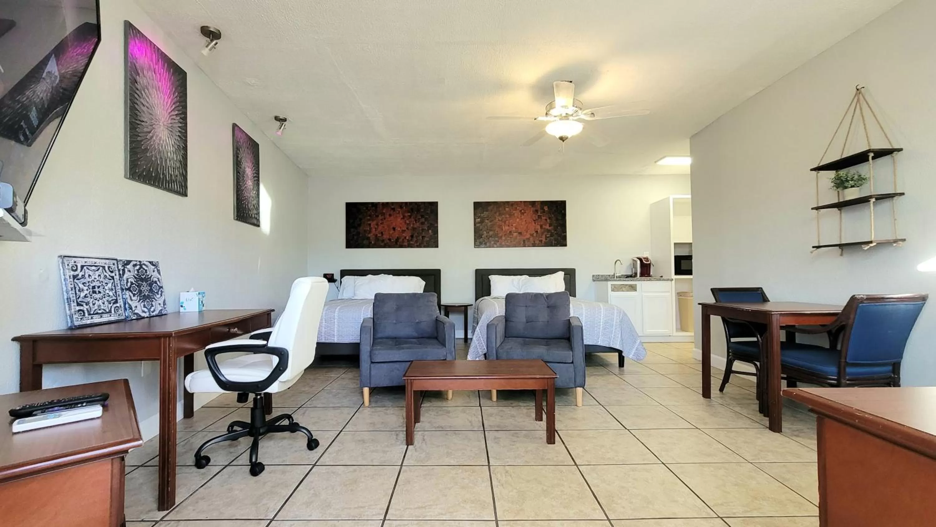 Seating area in Barefoot mailman motel