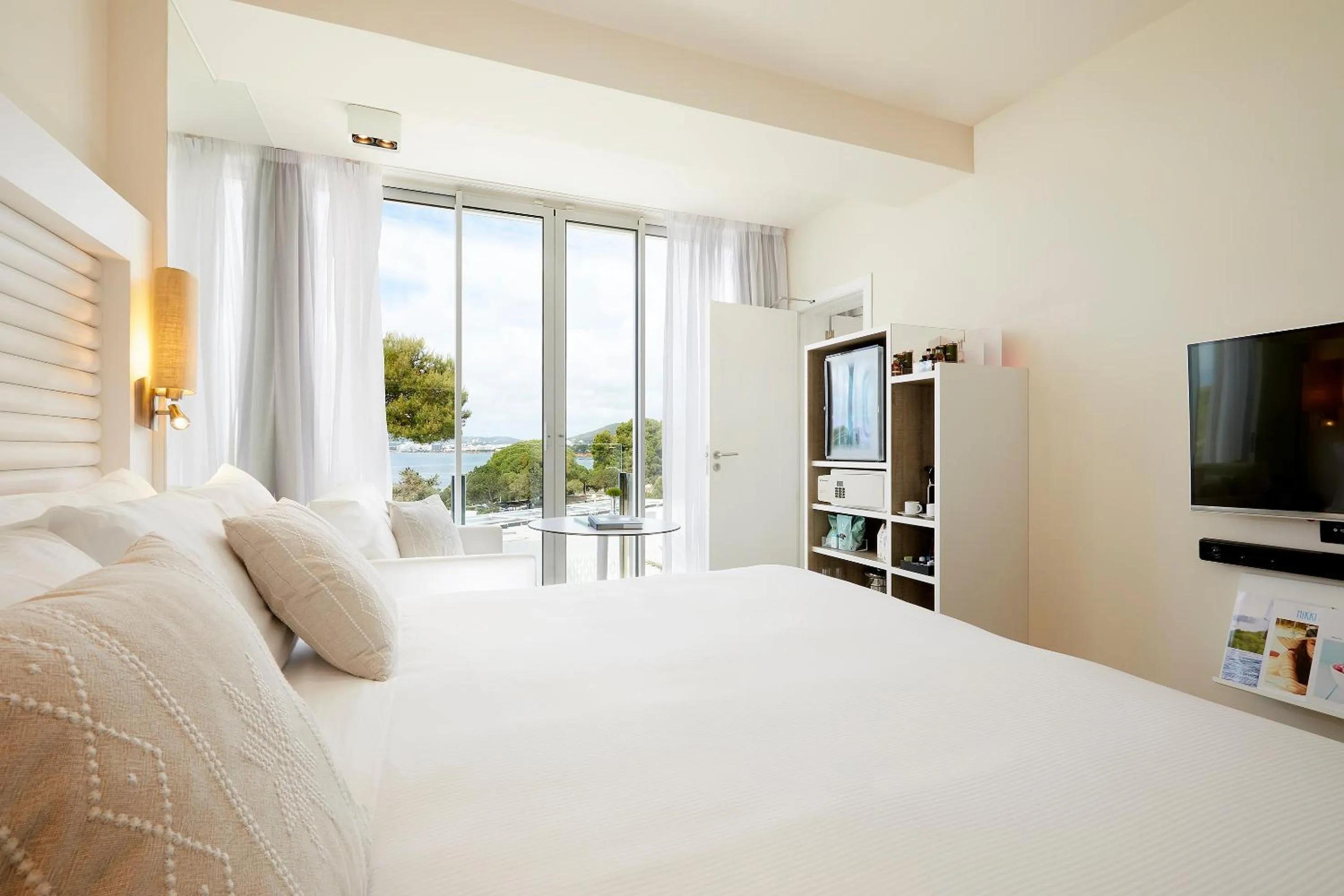 TV and multimedia, Bed in ME Ibiza - The Leading Hotels of the World