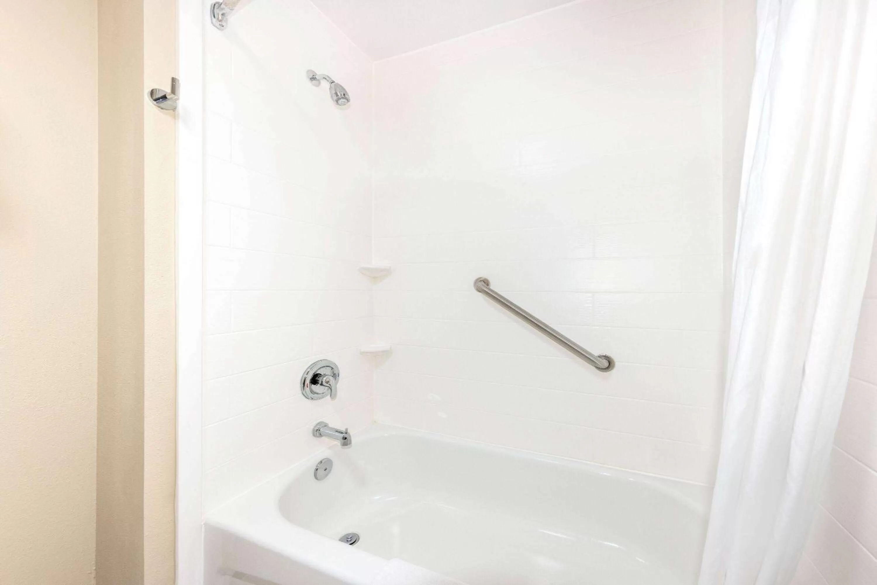 TV and multimedia in Days Inn by Wyndham Springville