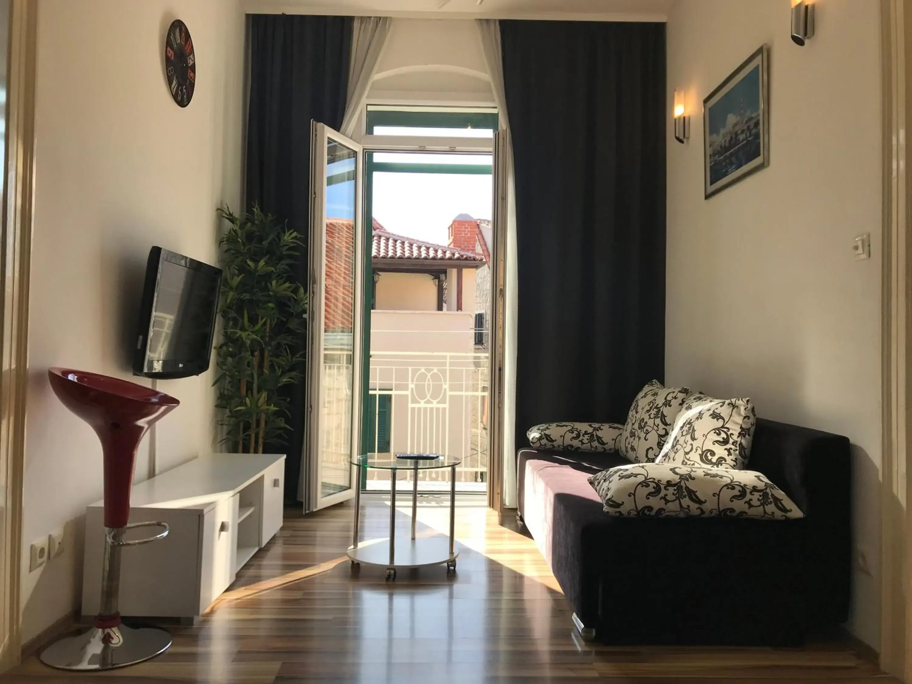 Two-Bedroom Apartment with Balcony - single occupancy in Apartment Central Old town with private indoor garage parking Two-Bedroom Apartment with Balcony - single occupancy in Apartment Central Old town with private indoor garage parking