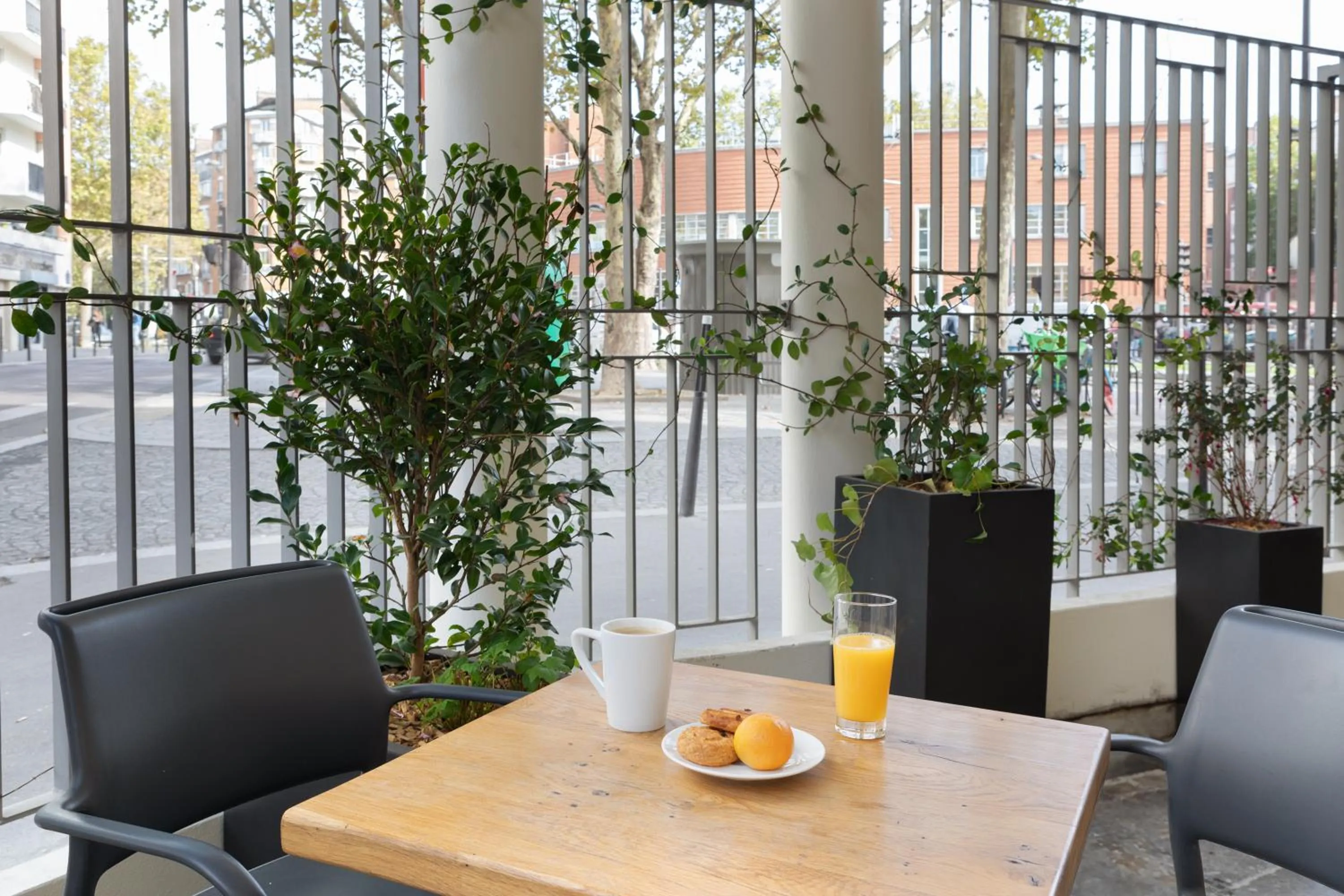 Patio in ibis Paris Nation Davout