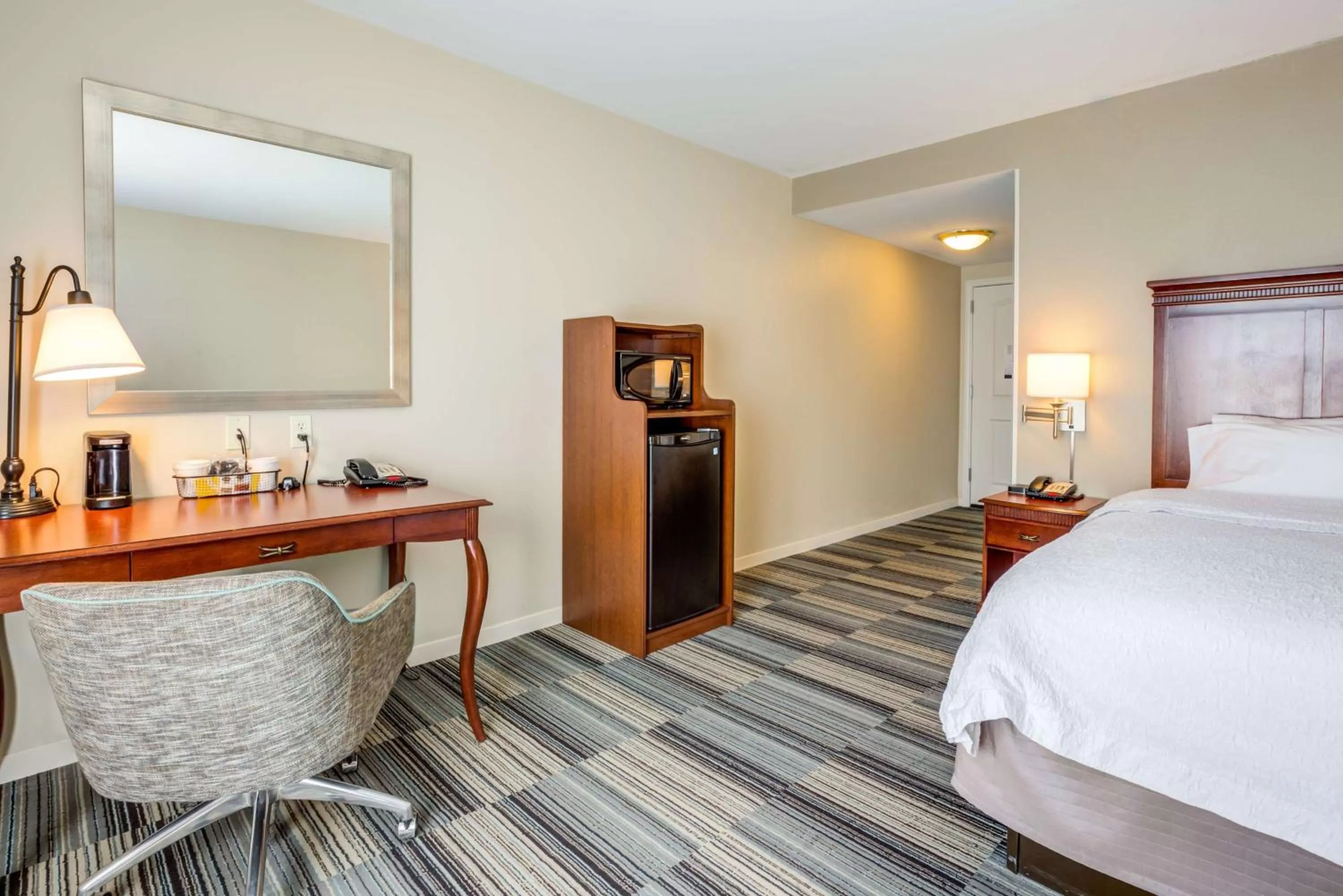 Bedroom, Bed in Hampton Inn & Suites Westford-Chelmsford