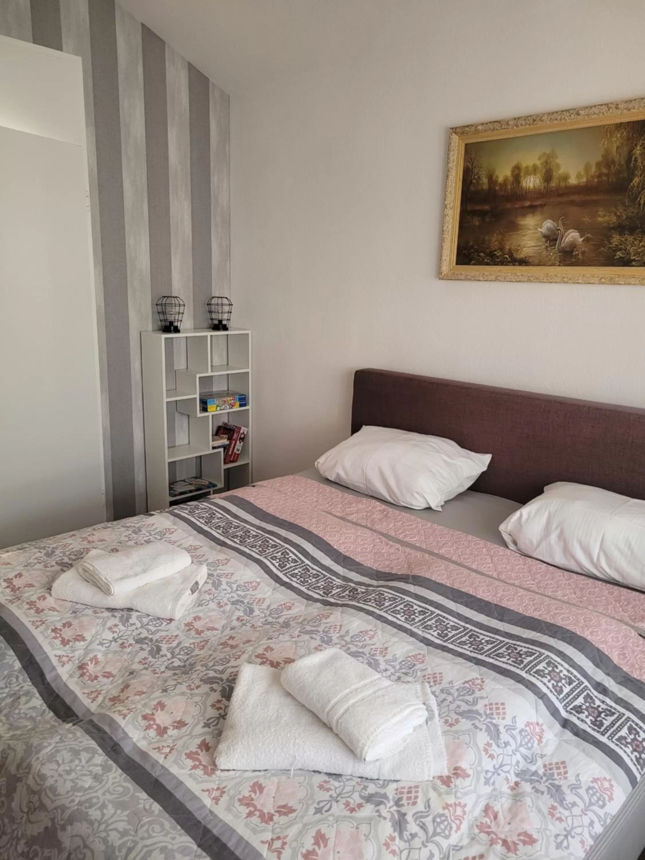 Bedroom, Bed in King Panorama mit Netflix