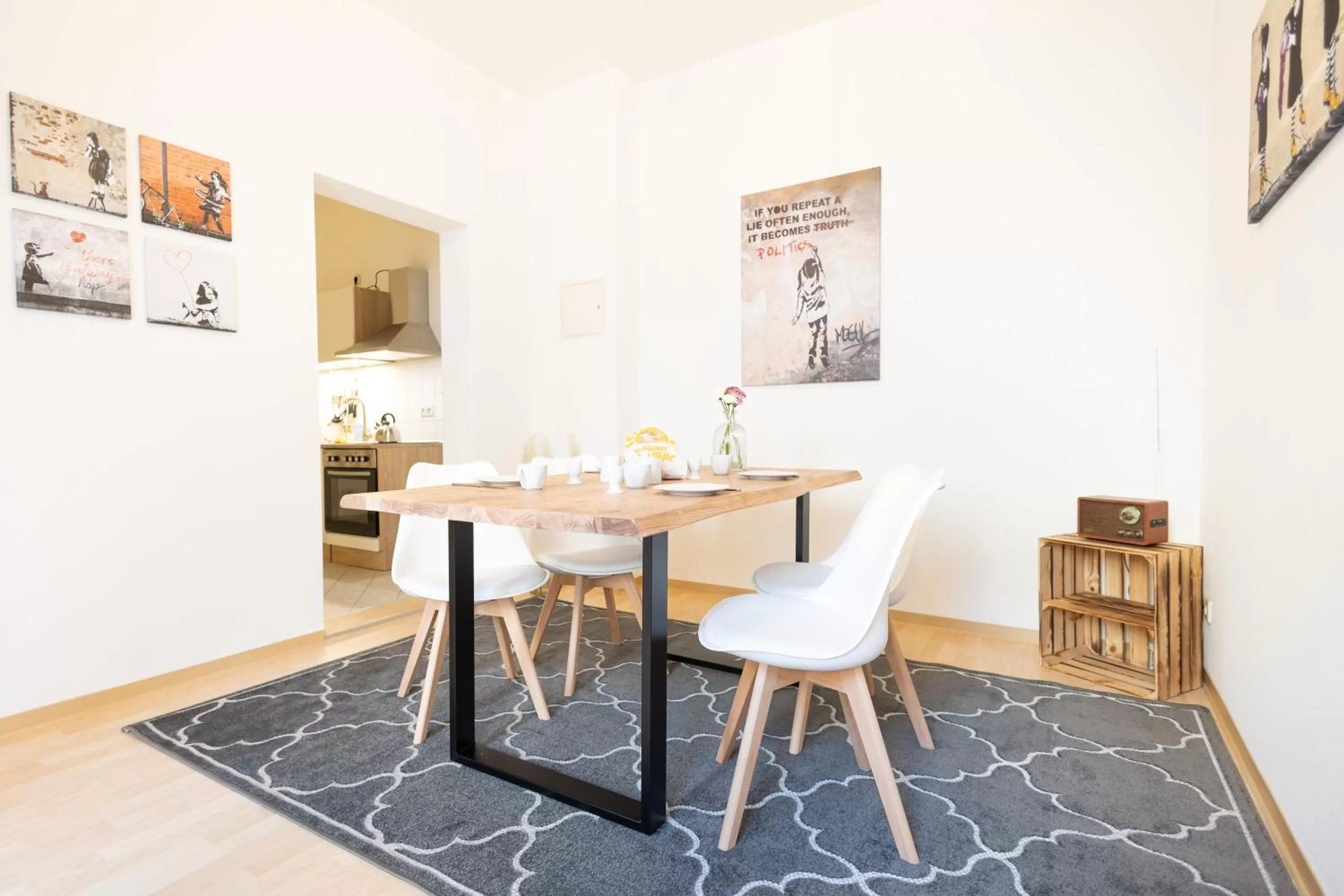 Dining Area in Ko-Living Space an der Oper - Street Art Design Apartments