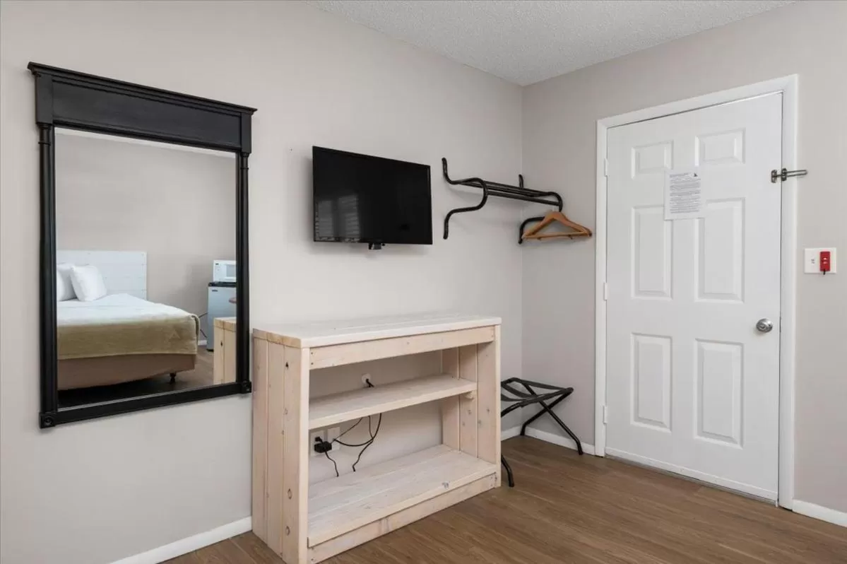 BBQ facilities, Bed in Beach Bum West-O Motel