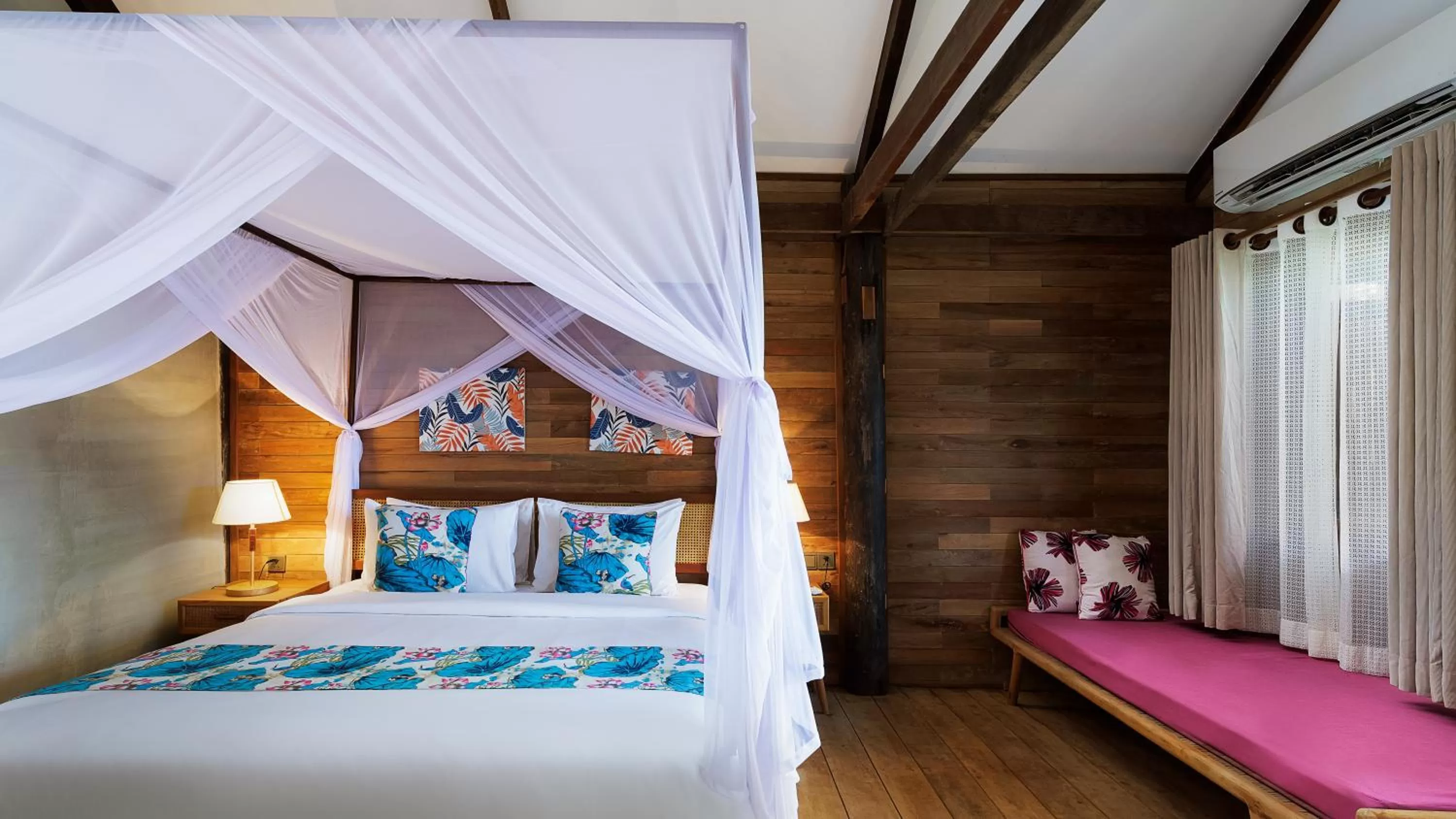 Bed in Dontrei Villa Angkor