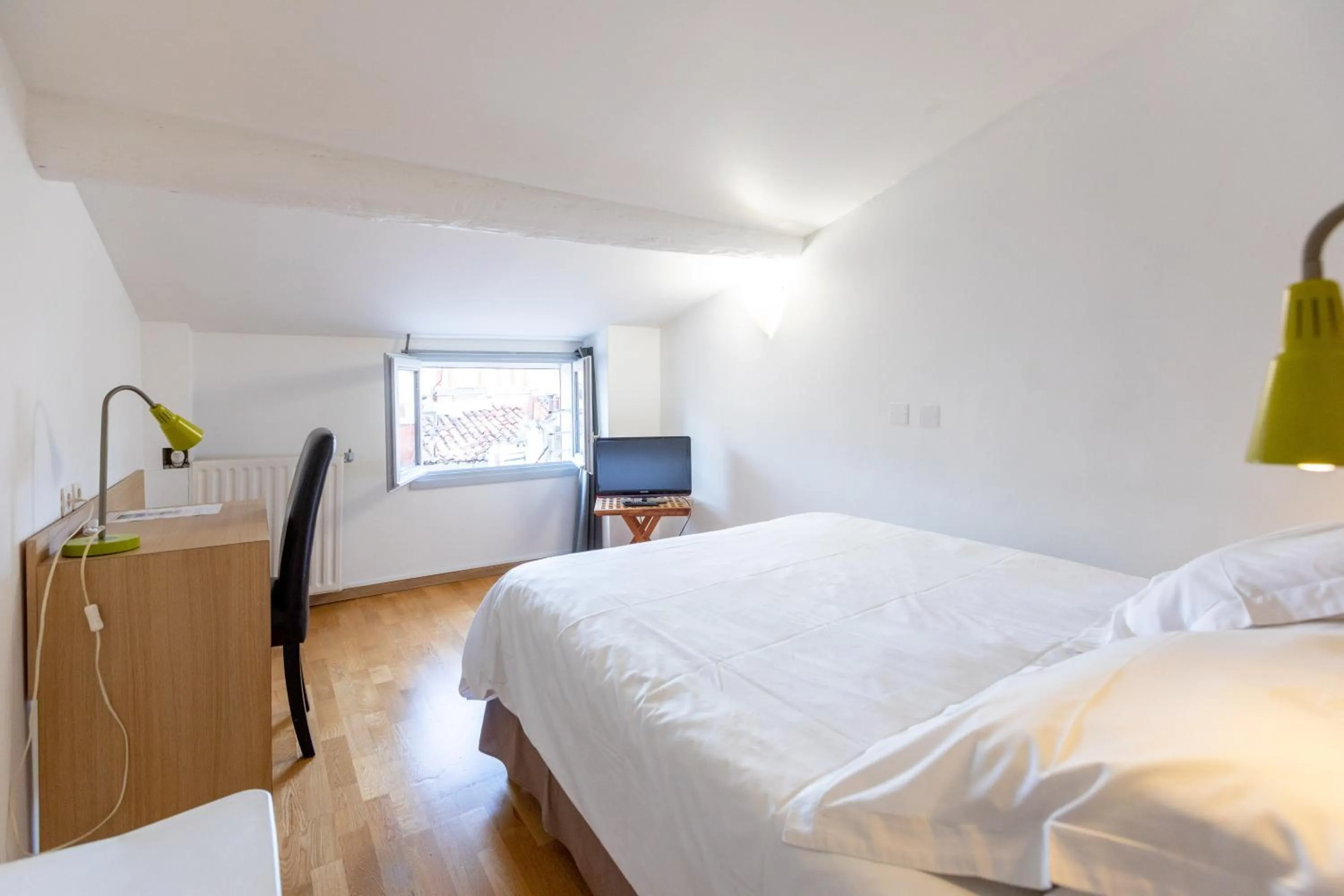 Bed in Hôtel Edmond Rostand