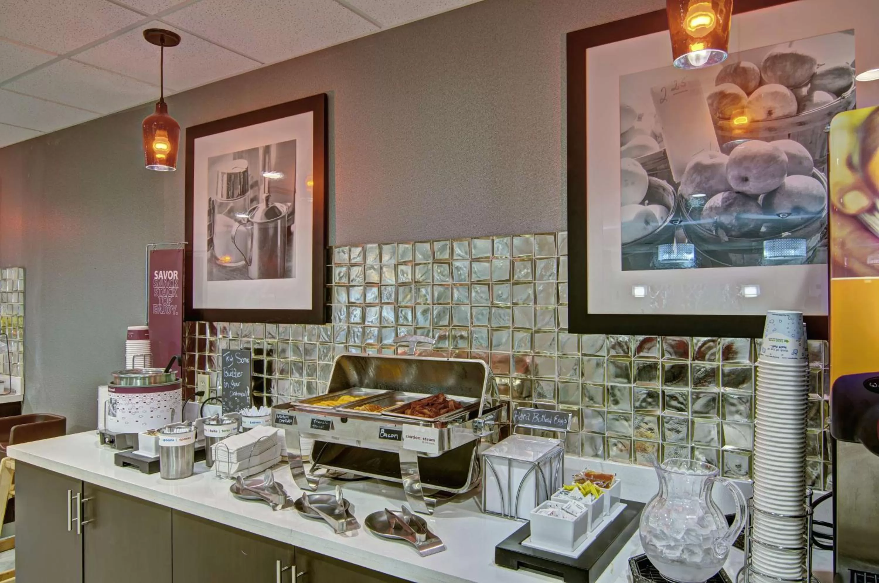 Dining area in Hampton Inn Salem
