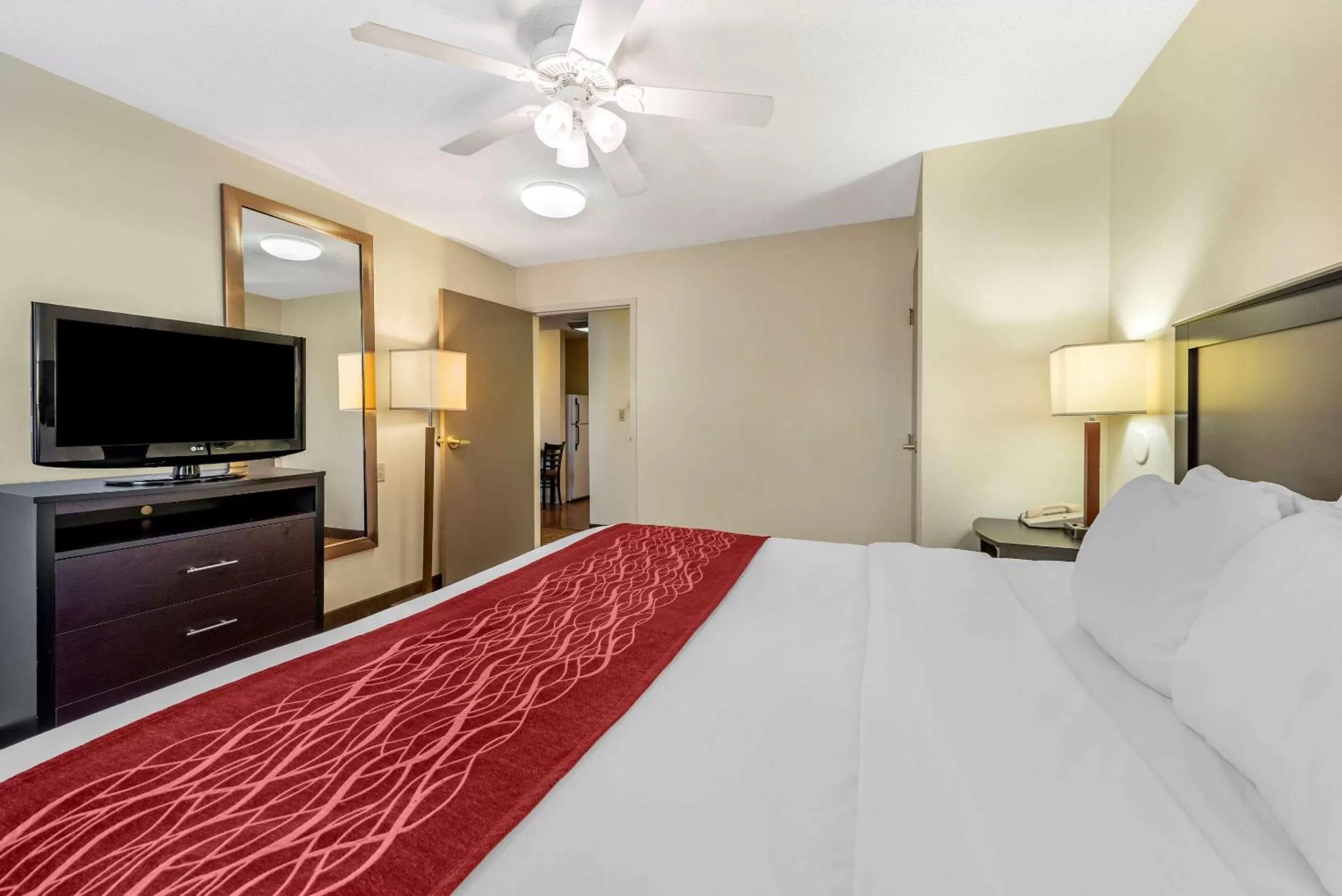 Photo of the whole room, Bed in Comfort Inn & Suites Warsaw near US-30