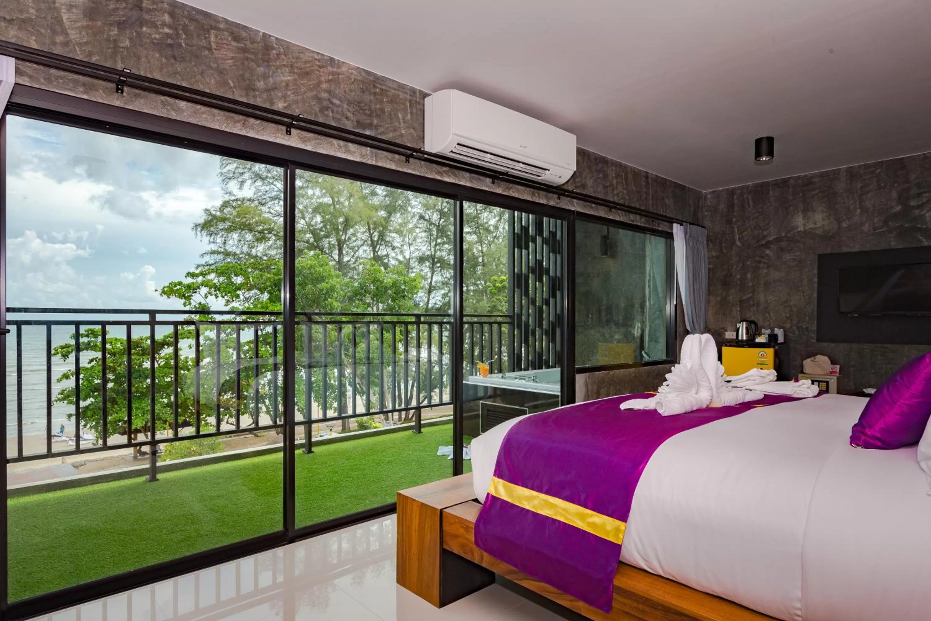 Sea view, Bed in Maneetel Krabi Beachfront-SHA Plus
