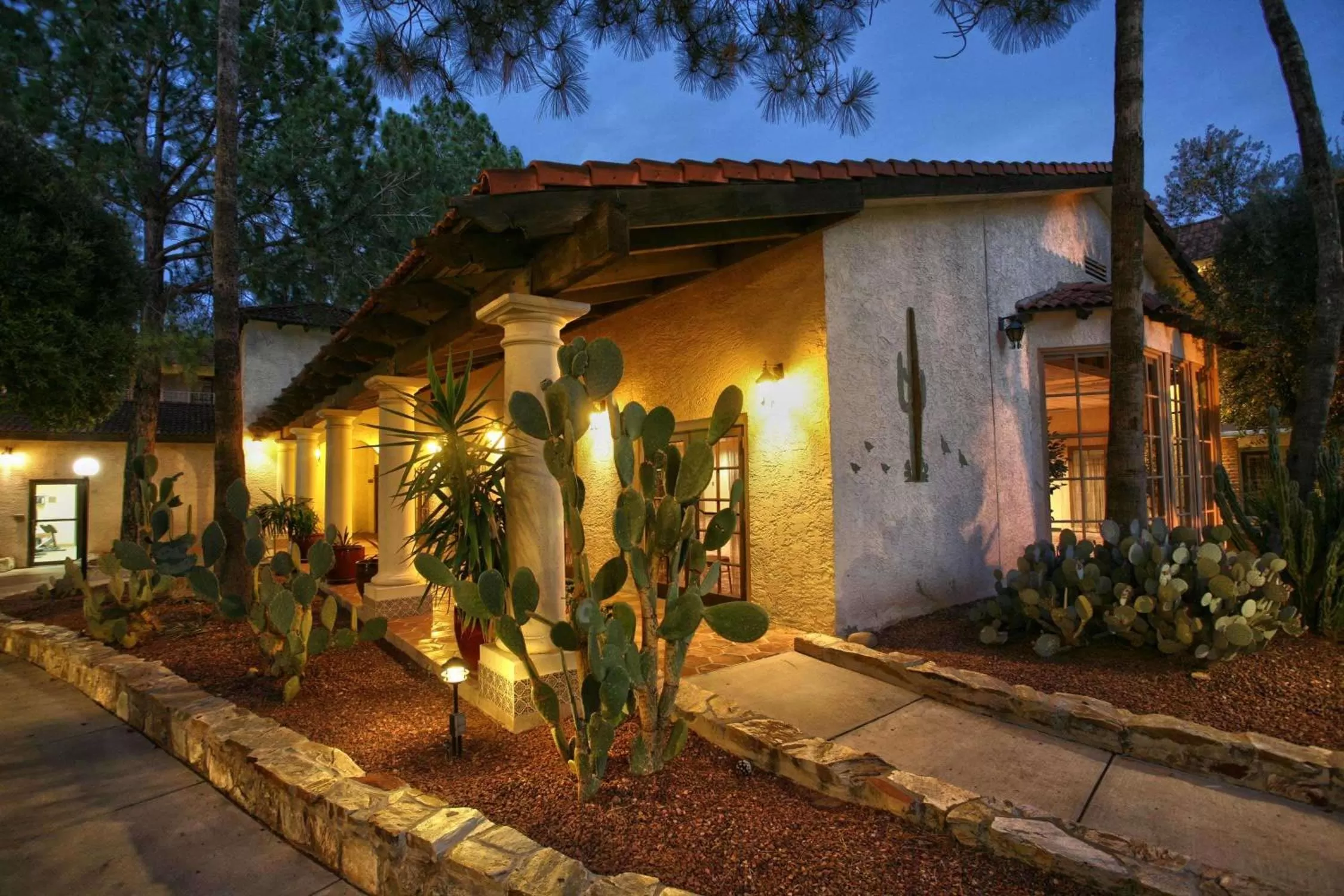 Property building in DoubleTree Suites by Hilton Tucson Airport