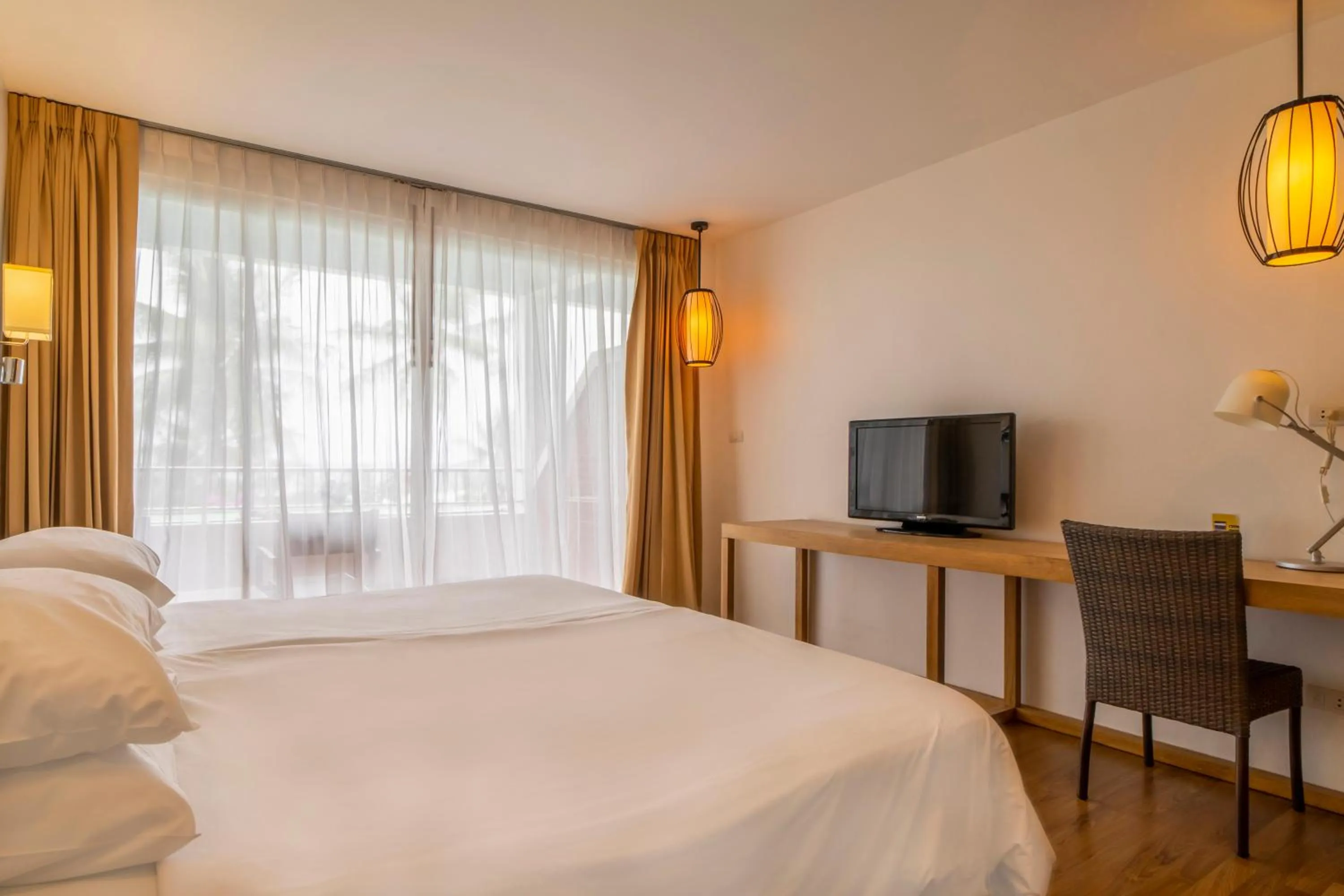 Bed in Best Western Phuket Ocean Resort