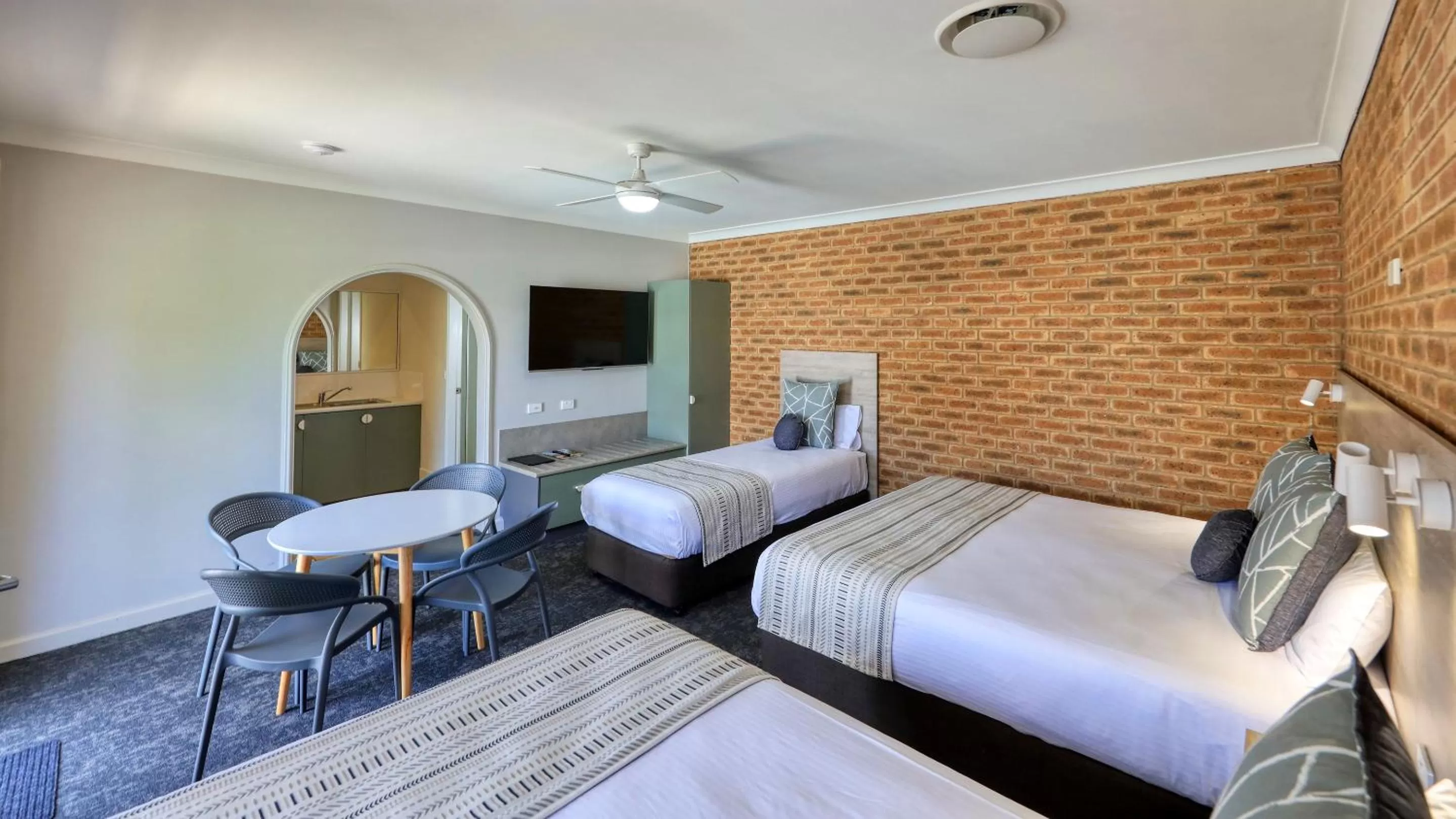 Photo of the whole room, Bed in Hamilton Henry Parkes Motor Inn