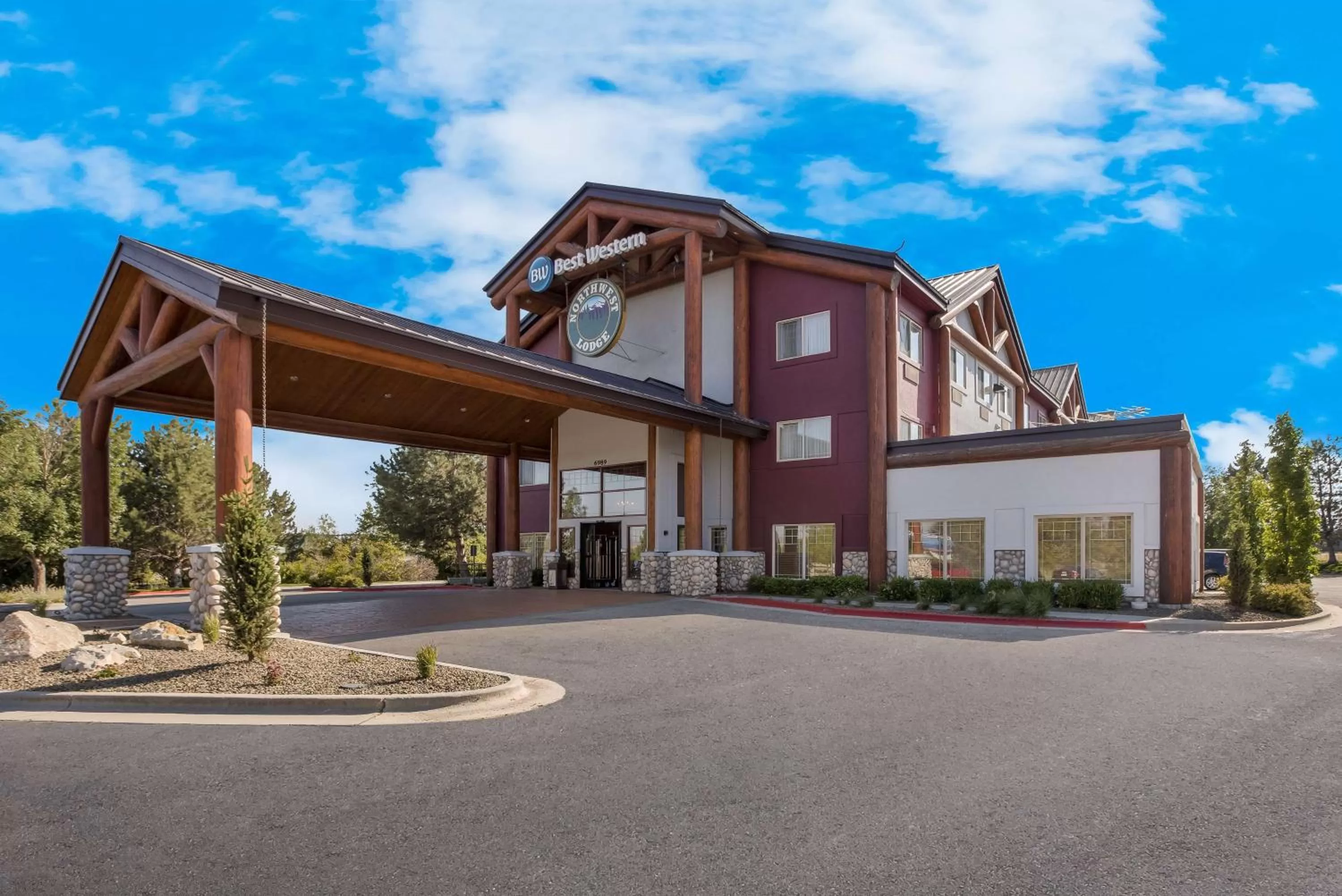 Property building in Best Western Northwest Lodge