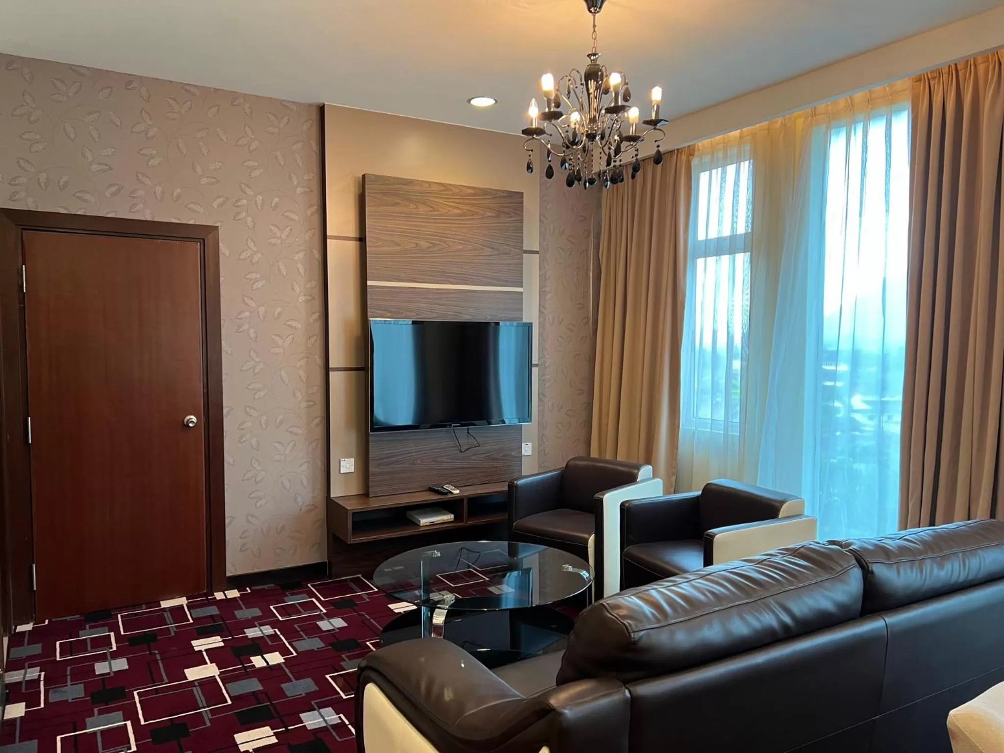 Communal lounge/ TV room in SSL Traders Hotel