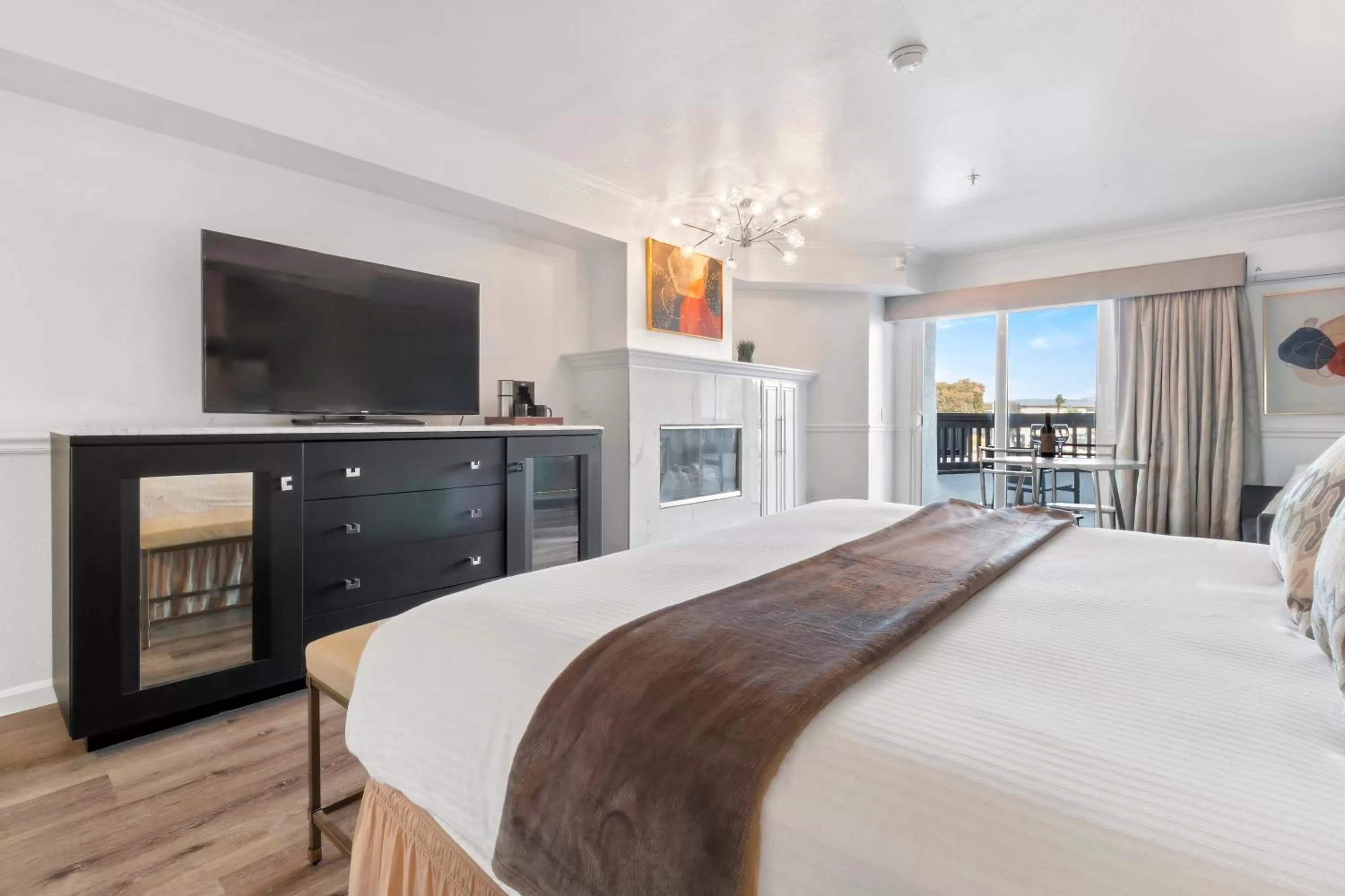 Photo of the whole room, Bed in Ascot Suites Morro Bay