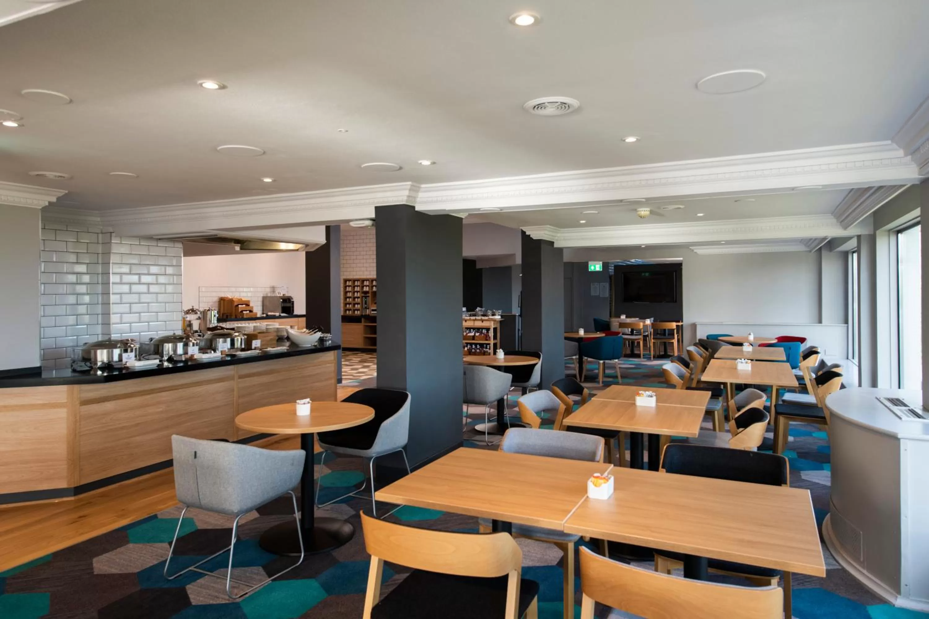 Lounge or bar in Holiday Inn Express Edinburgh City West by IHG