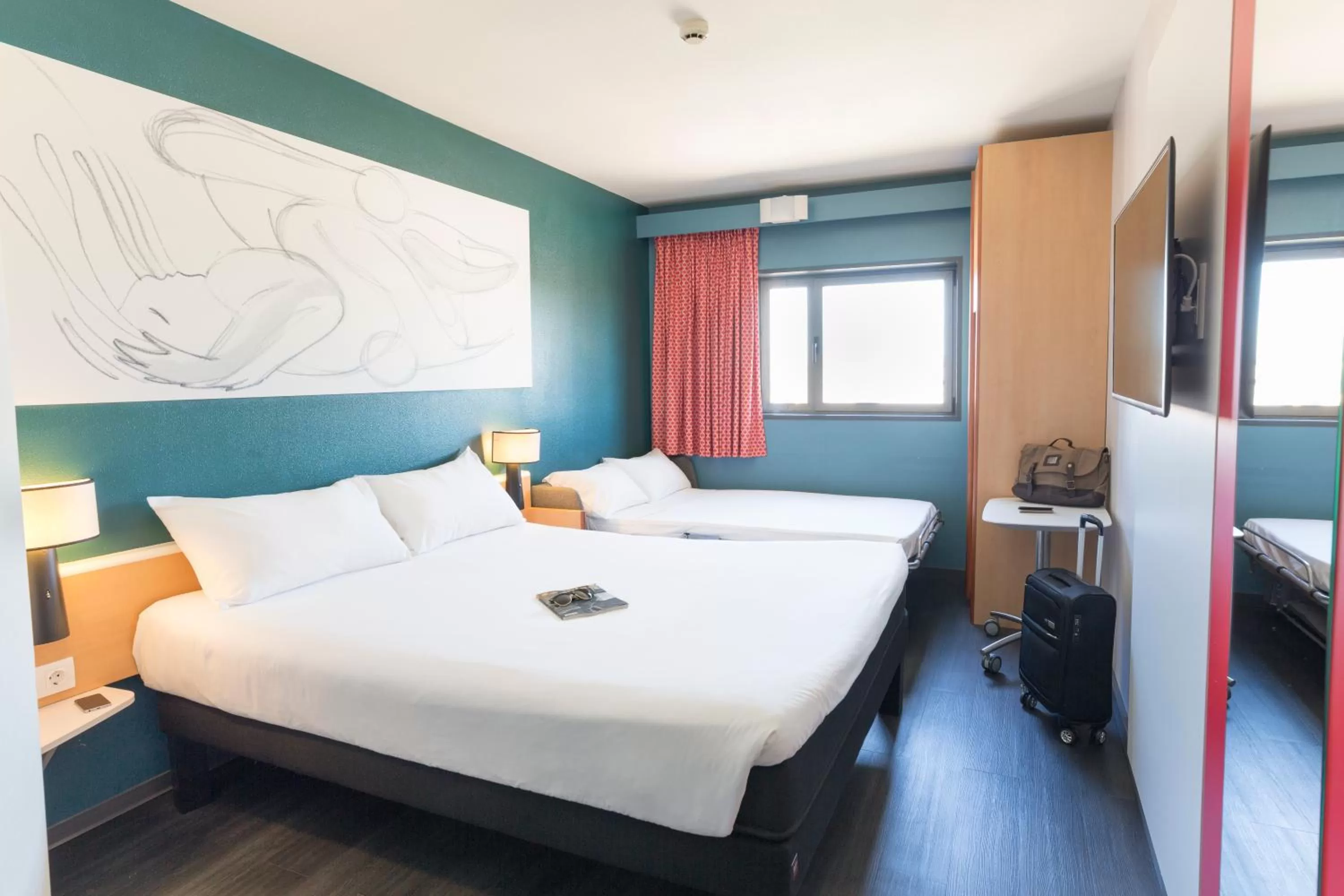 Summer, Bed in Ibis Valencia Bonaire Aeropuerto