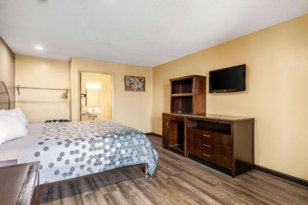 Bed in Southern Inn and Suites