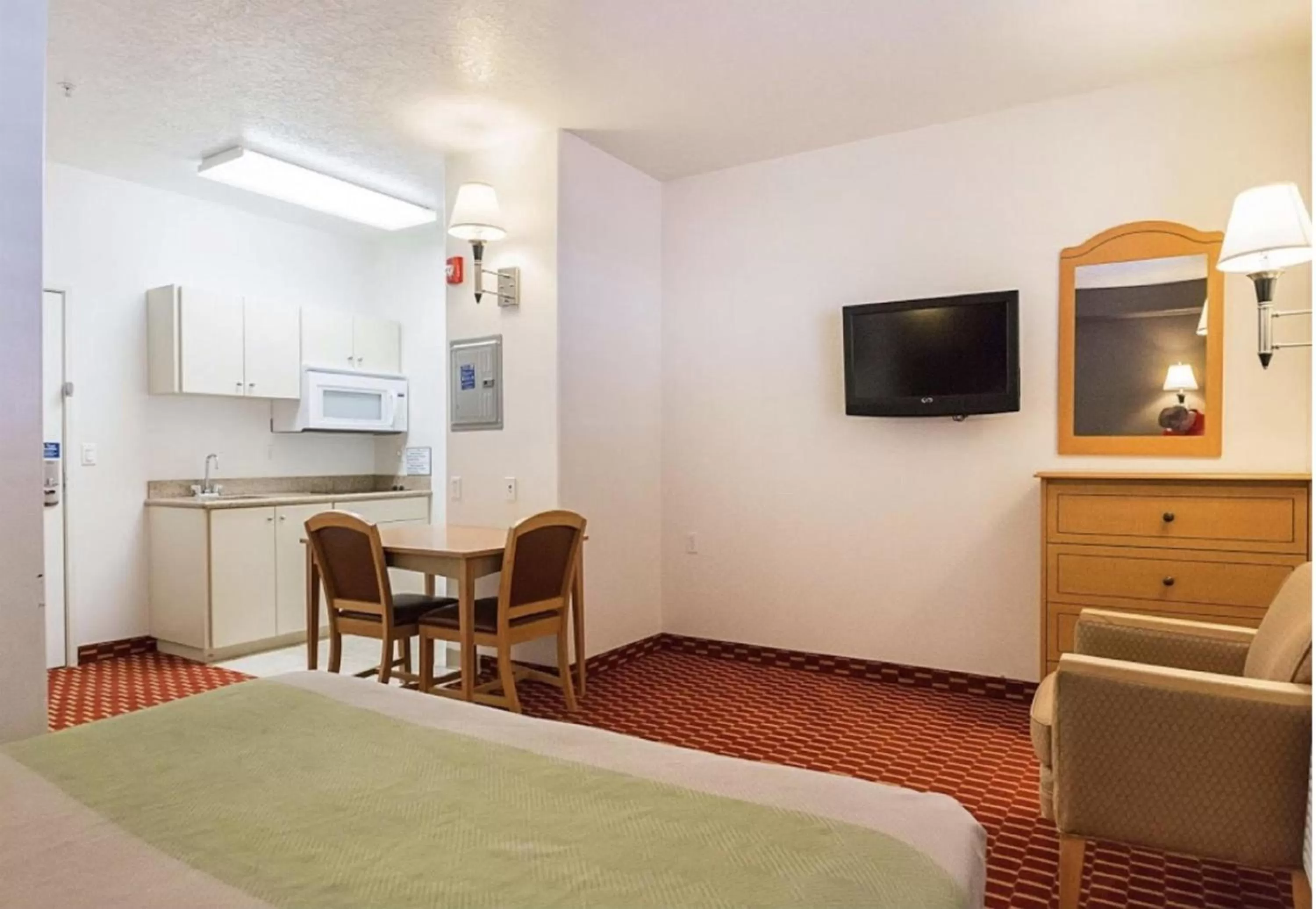 Kitchen or kitchenette, TV/Entertainment Center in SureStay Plus Hotel by Best Western Vernal