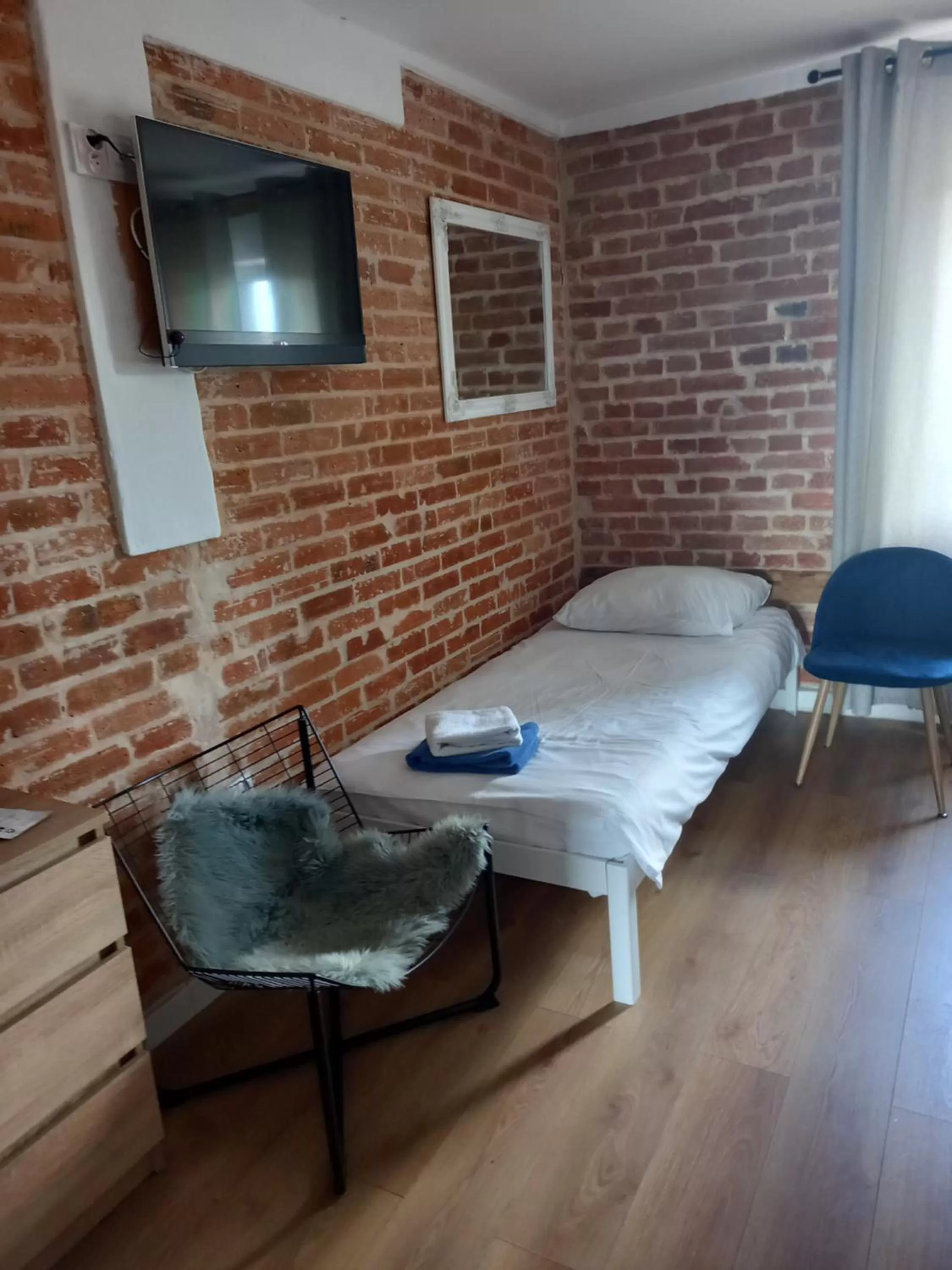 Photo of the whole room, Bed in Leon's Rooms