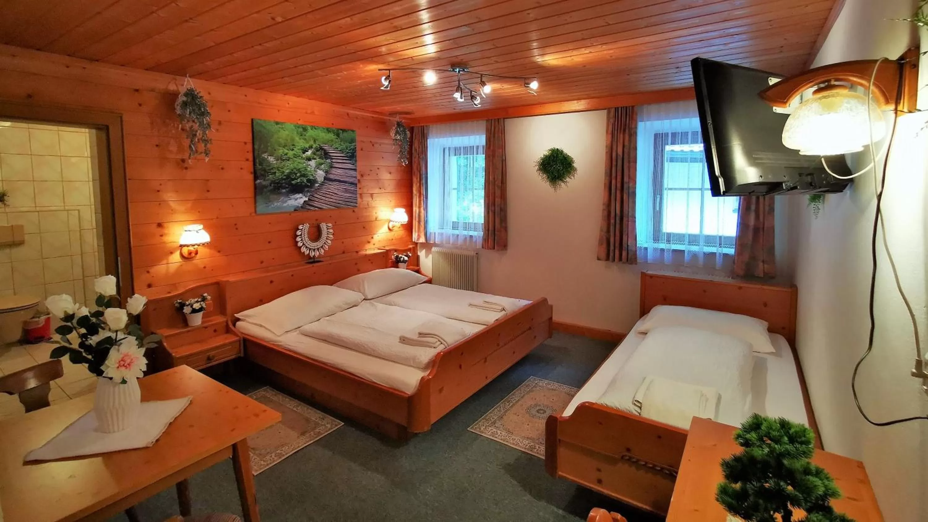 Photo of the whole room, Bed in Gasthof Geronimo