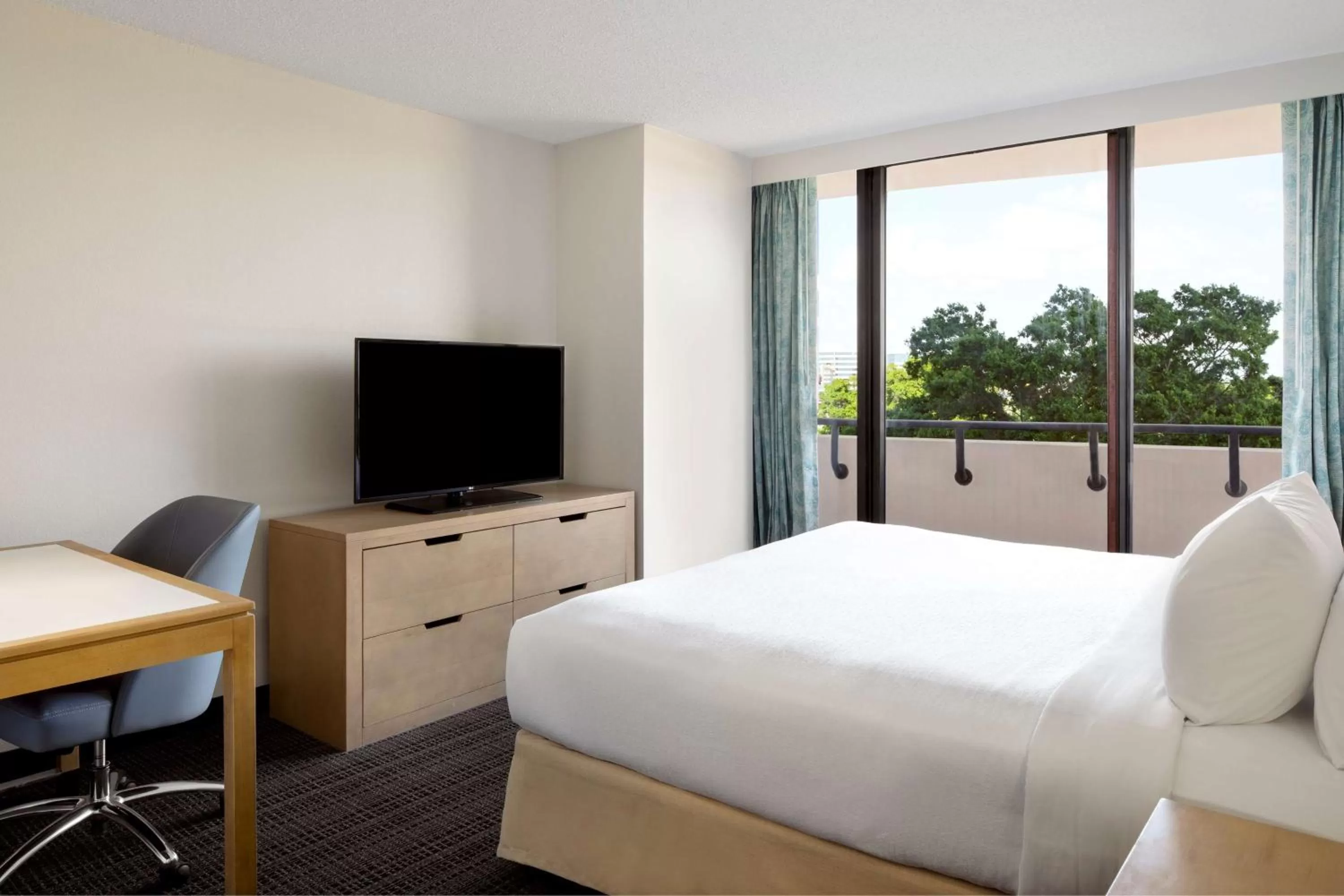 Bedroom, Bed in Embassy Suites by Hilton Tampa Airport Westshore