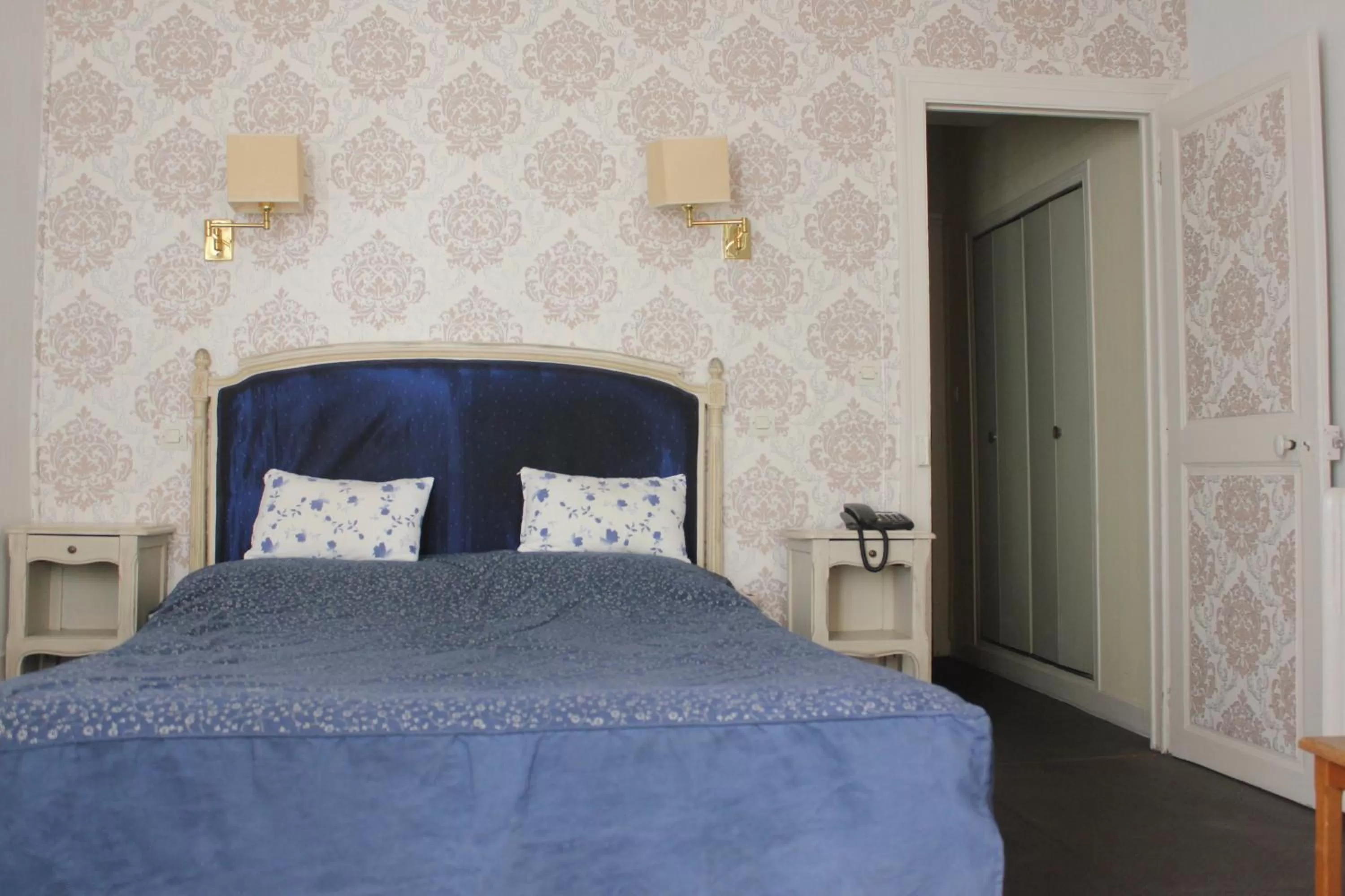 Bed in Hôtel De La Banniere De France