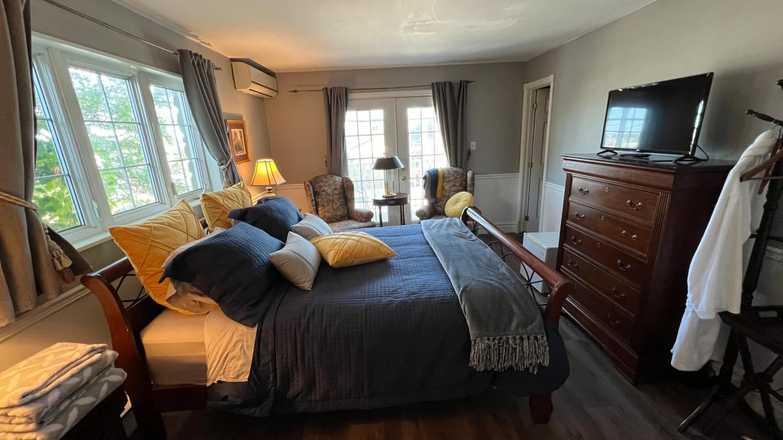 Photo of the whole room, Bed in Gîte du Caméléon