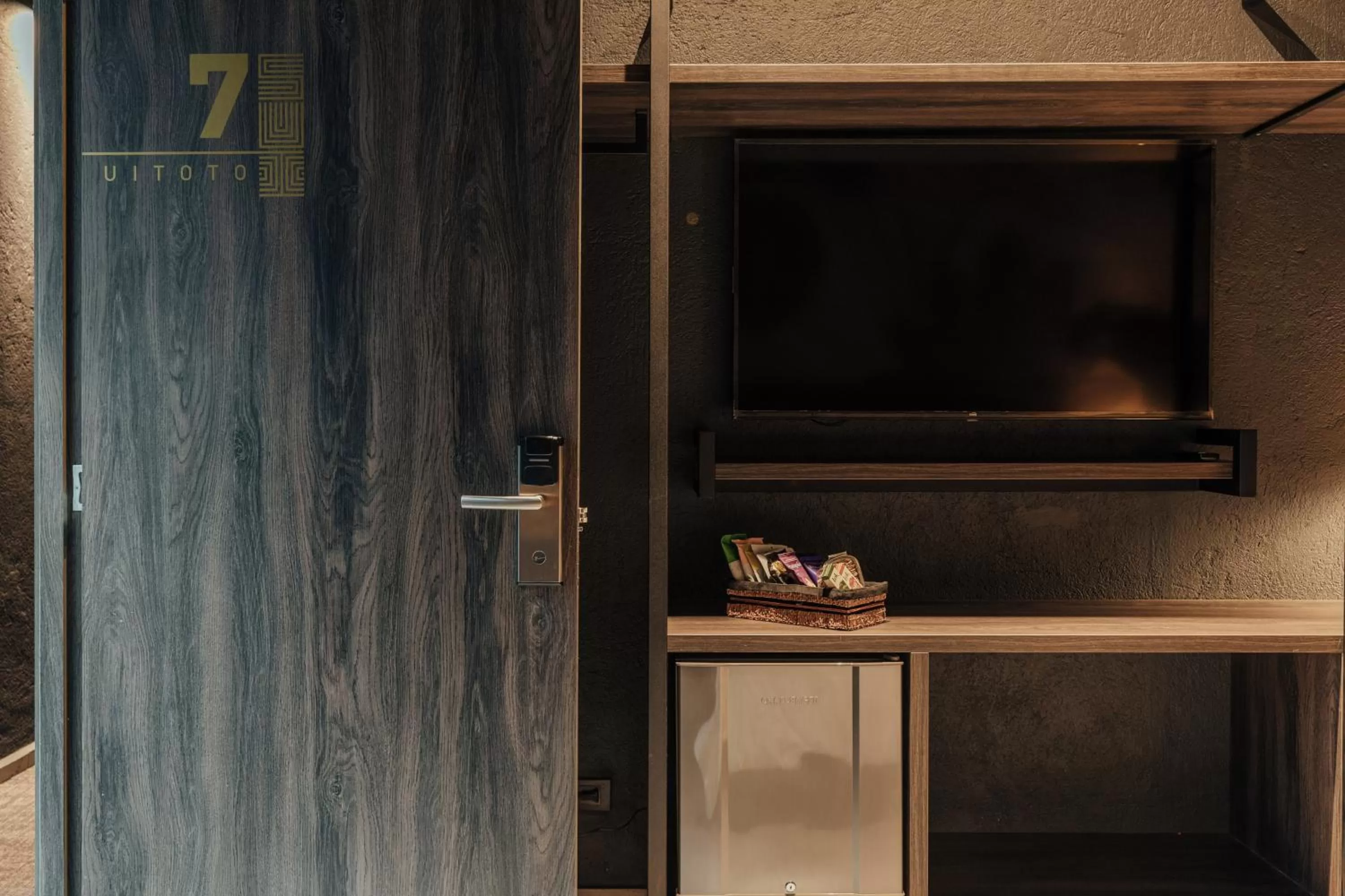 TV and multimedia, TV/Entertainment Center in Sui Posada Boutique