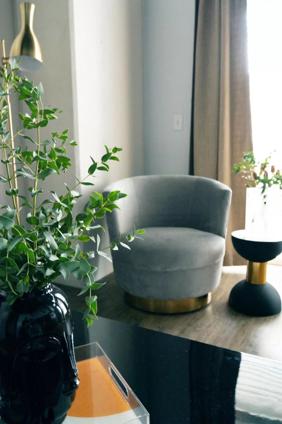 Living room in Placemakr Music Row - Vanderbilt