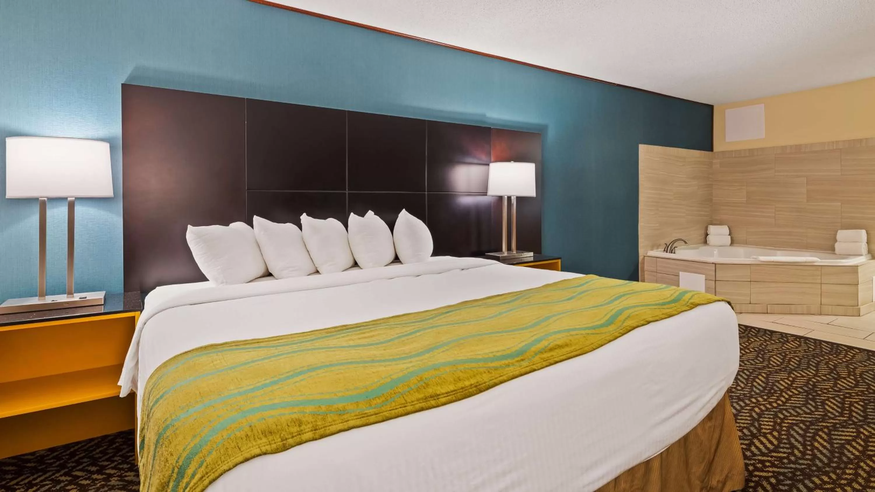 King Room with Jacuzzi in Best Western St. Louis Inn