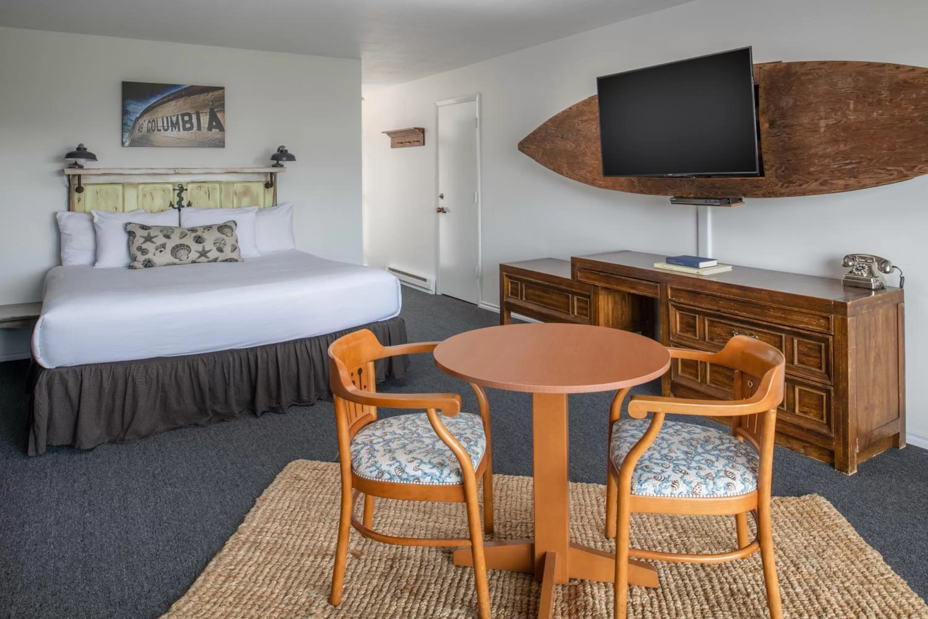 Bed in Astoria Riverwalk Inn