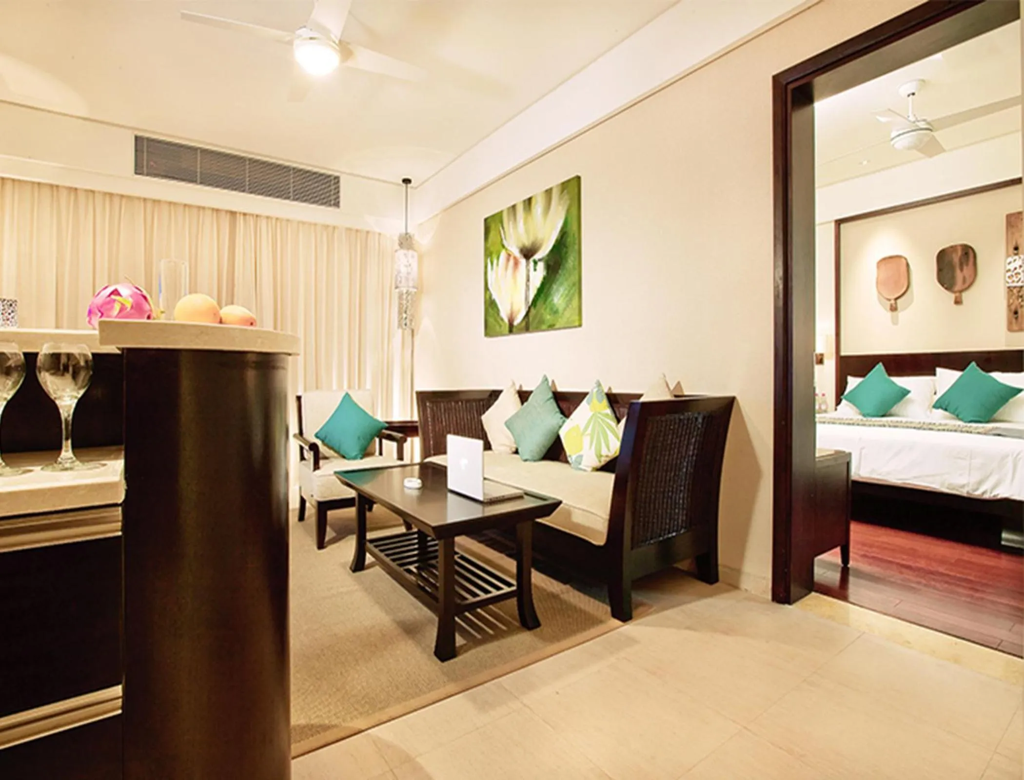 Living room, Bed in Howard Johnson Resort Sanya Bay