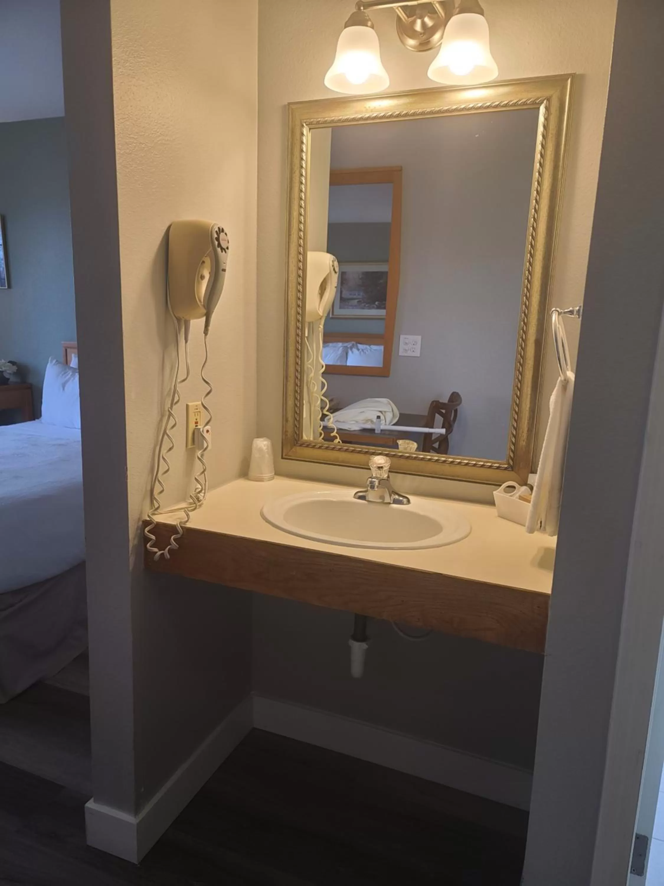 Bathroom, Bed in Tulip Inn Mount Vernon