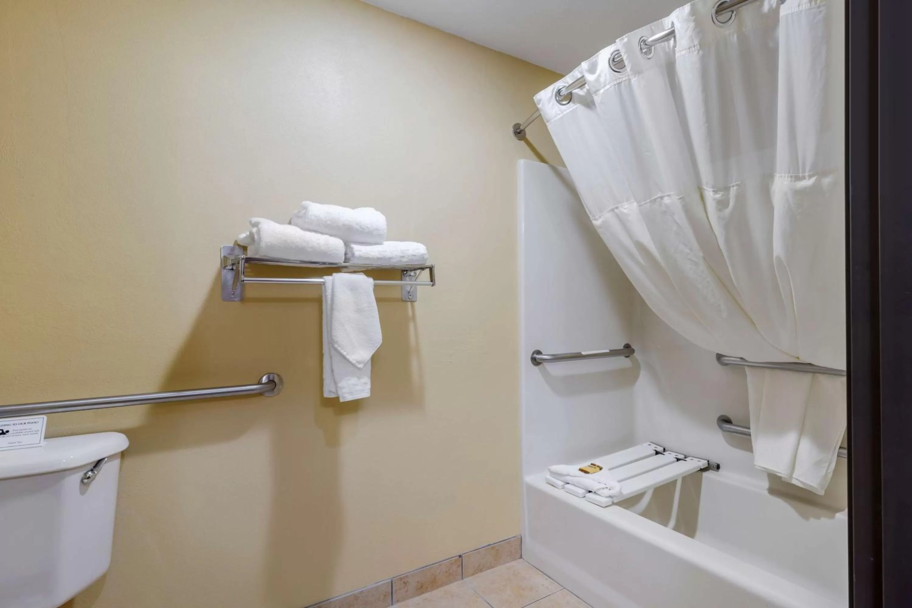 King Room with Bathtub - Disability Access/Non-Smoking in Best Western Cascade Inn & Suites