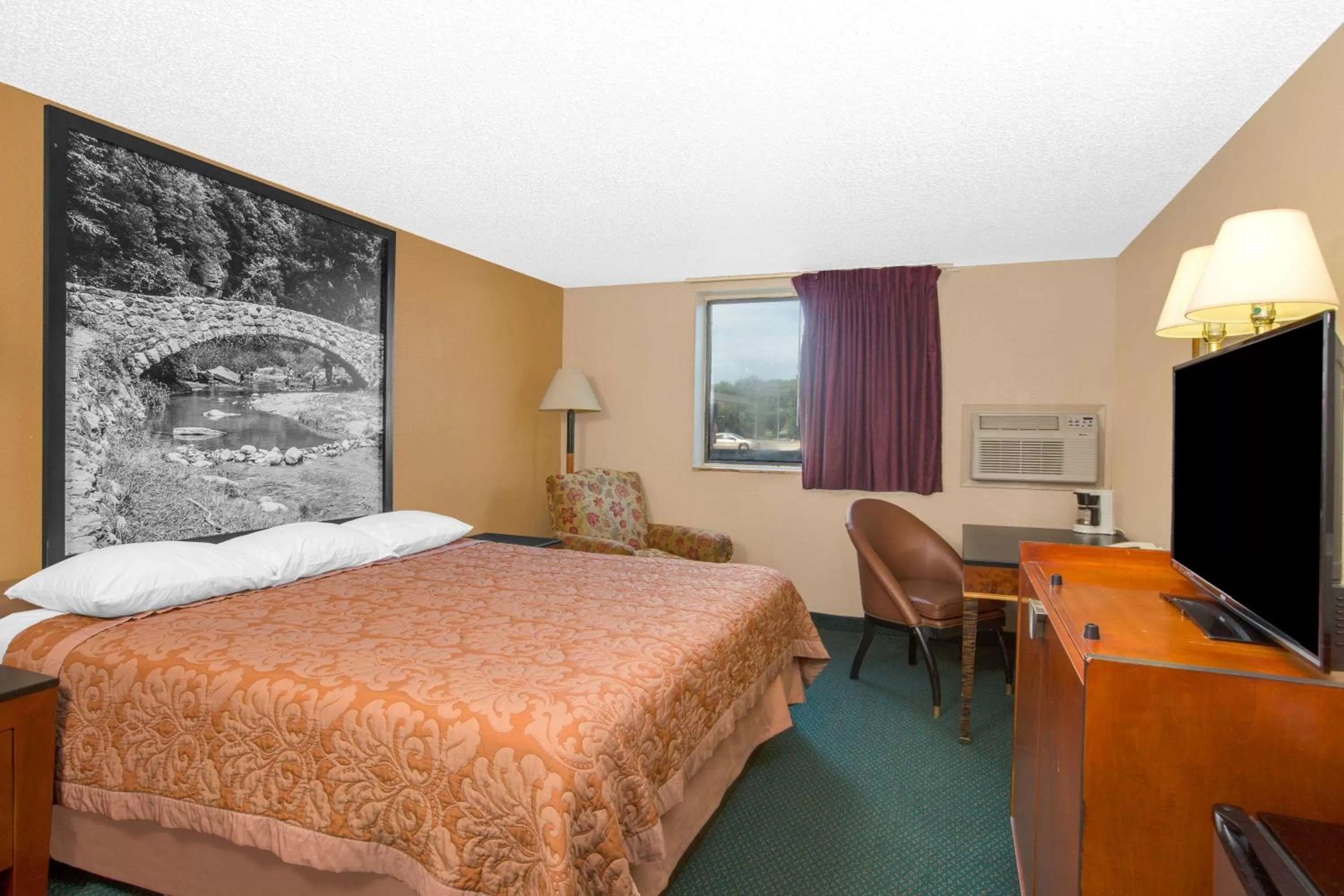 Photo of the whole room, Bed in Super 8 by Wyndham Sioux City/Morningside Area