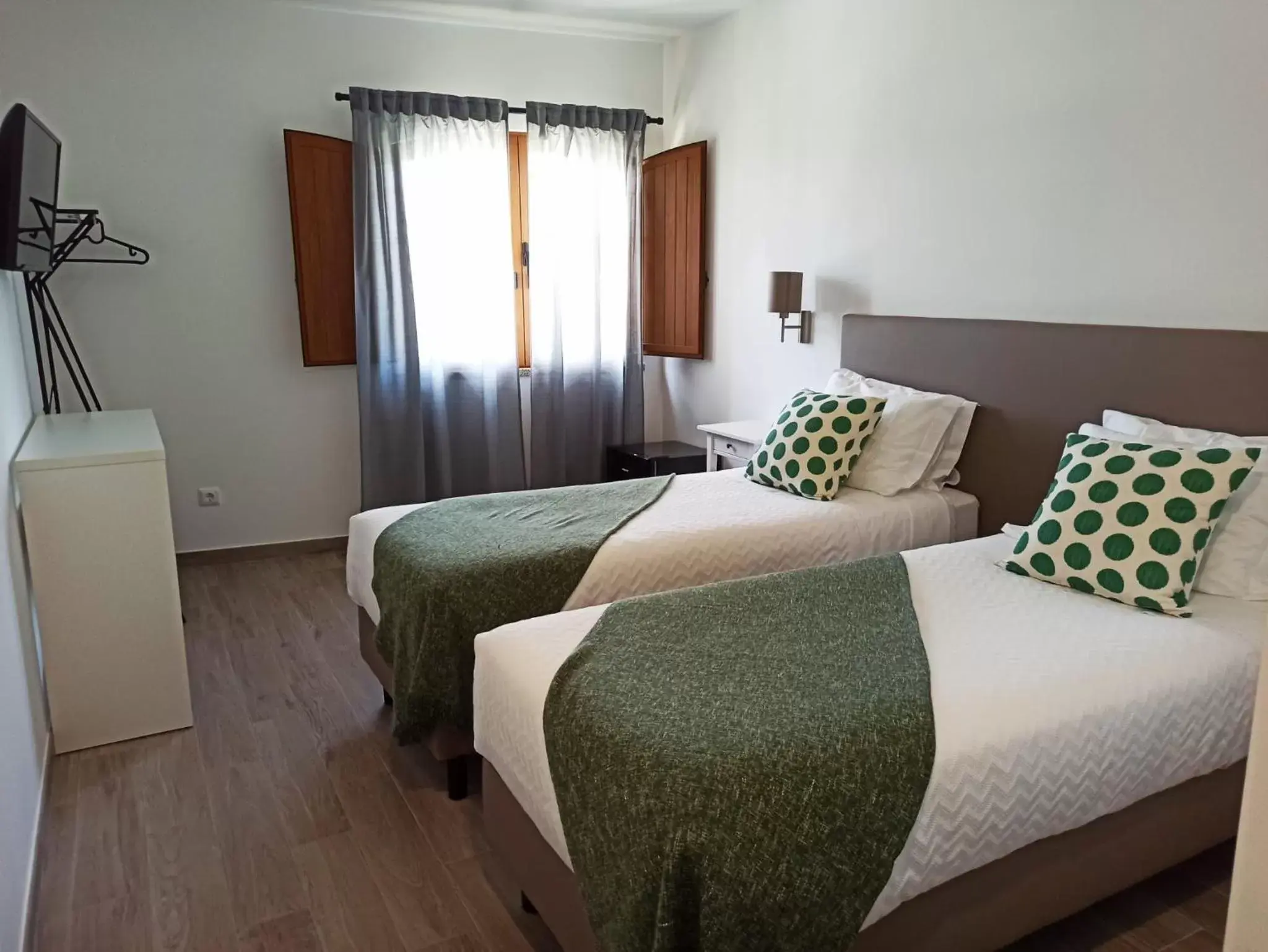 Deluxe Twin Room in Porto D'Abrigo - Alojamento Local Deluxe Twin Room in Porto D'Abrigo - Alojamento Local