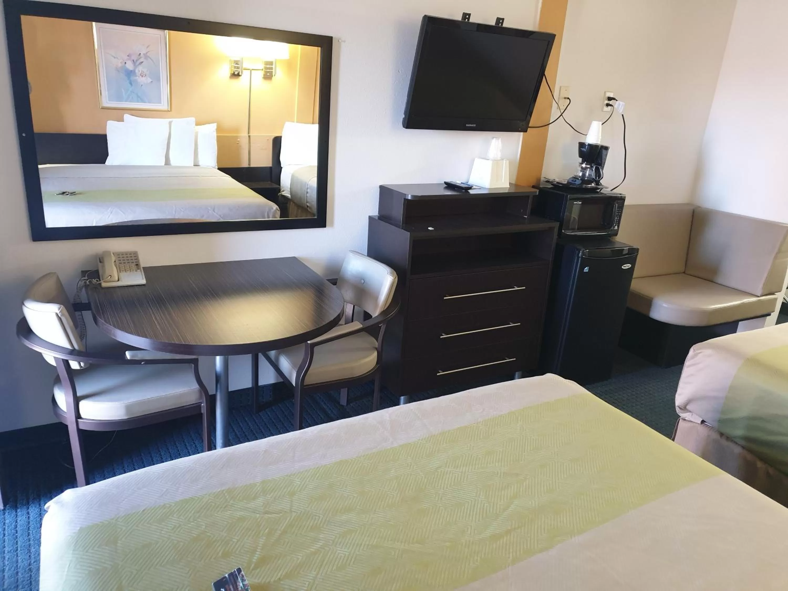 Bed in Split Mountain Motel