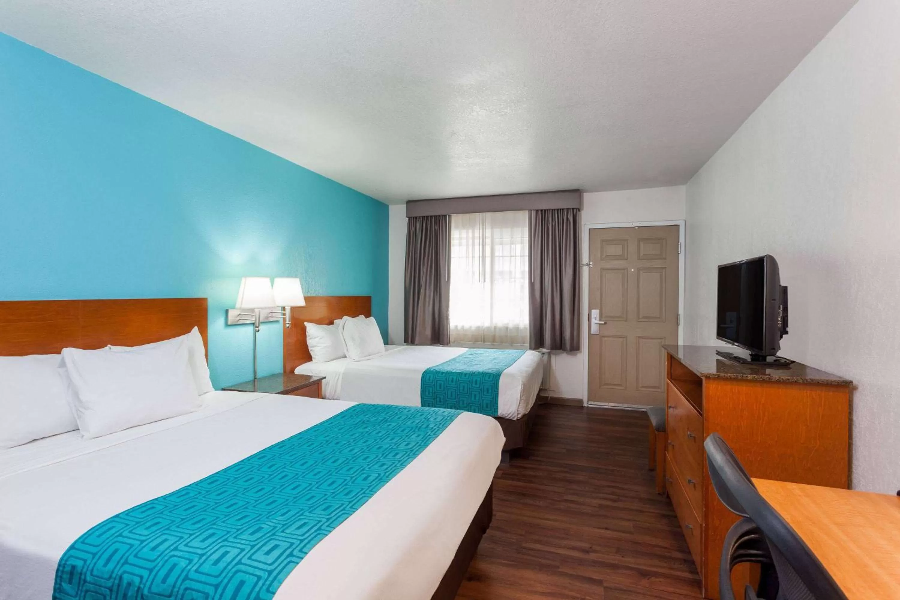 Photo of the whole room, Bed in Howard Johnson by Wyndham National City/San Diego South