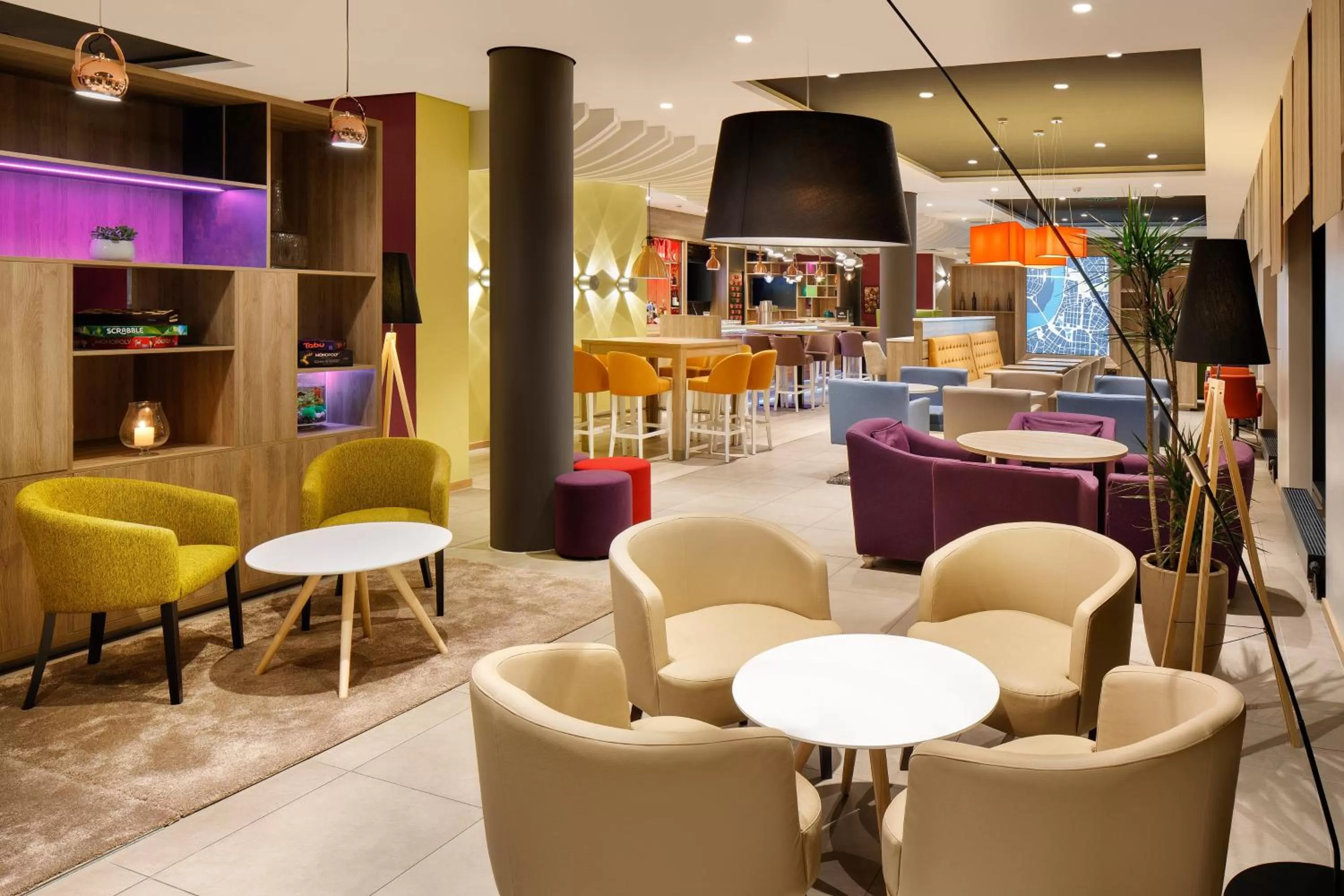Lounge or bar in Holiday Inn Düsseldorf City – Toulouser Allee by IHG