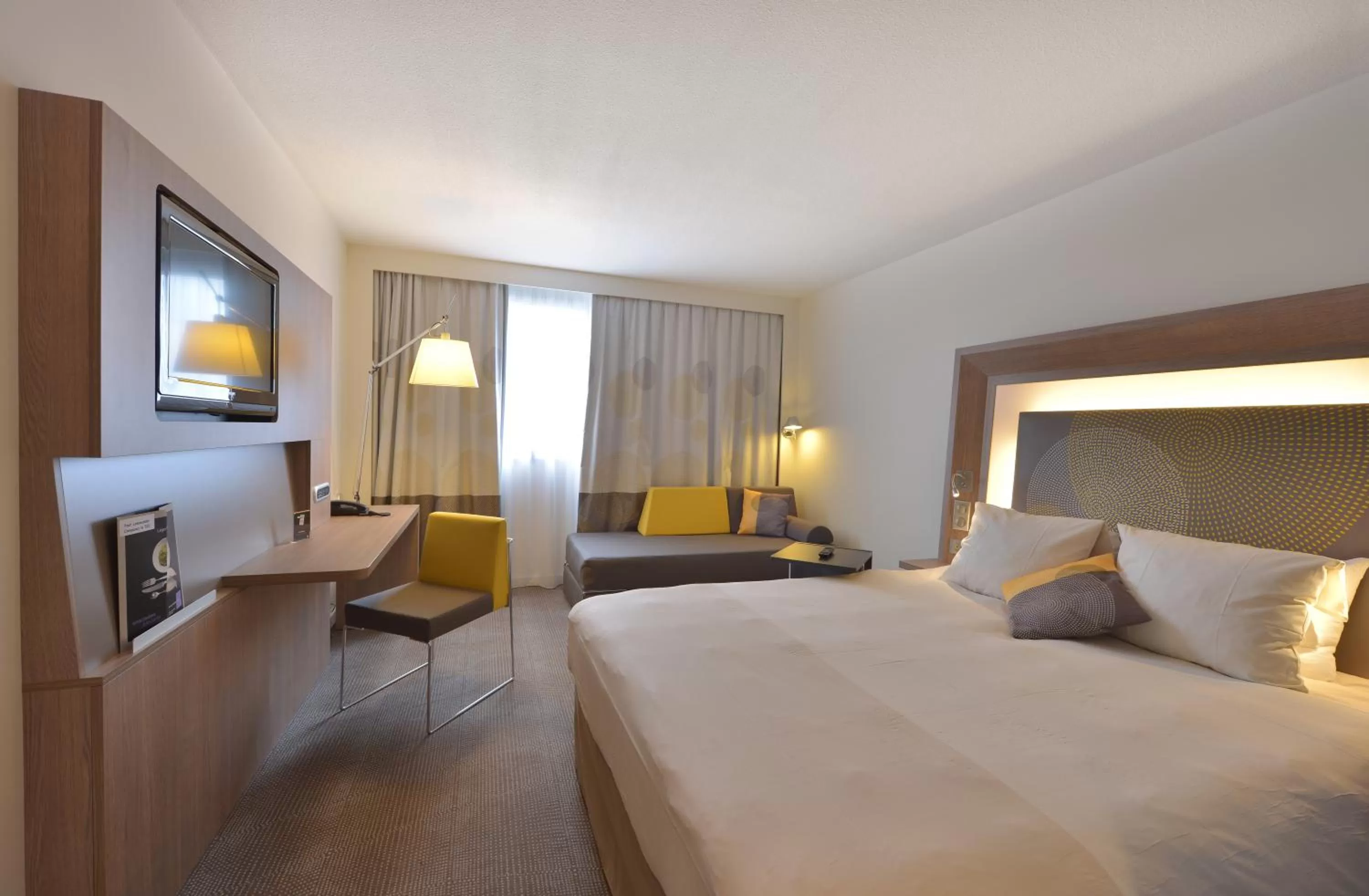 Photo of the whole room, Bed in Novotel Clermont-Ferrand