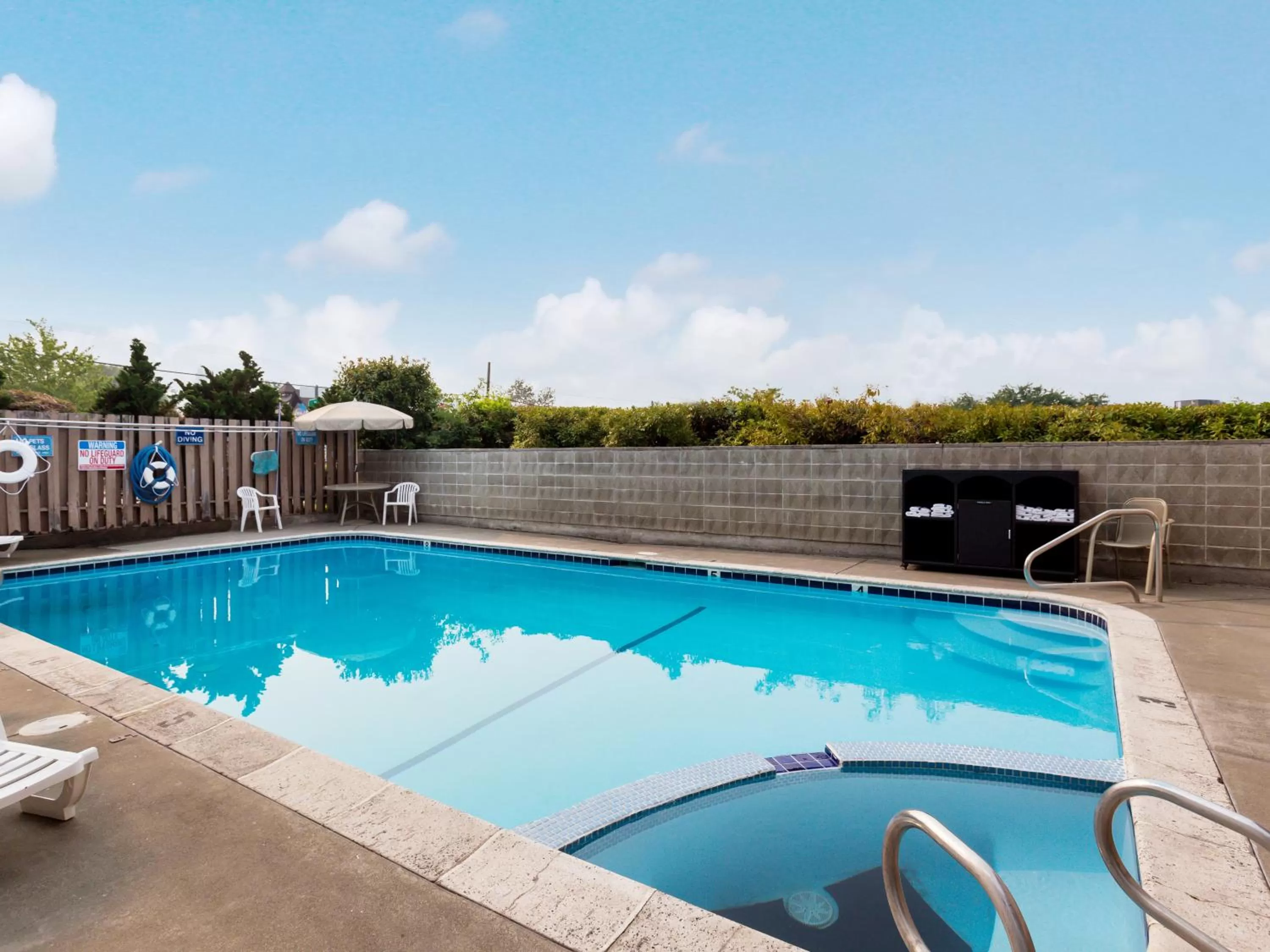 Swimming pool in Red Lion Inn & Suites Grants Pass