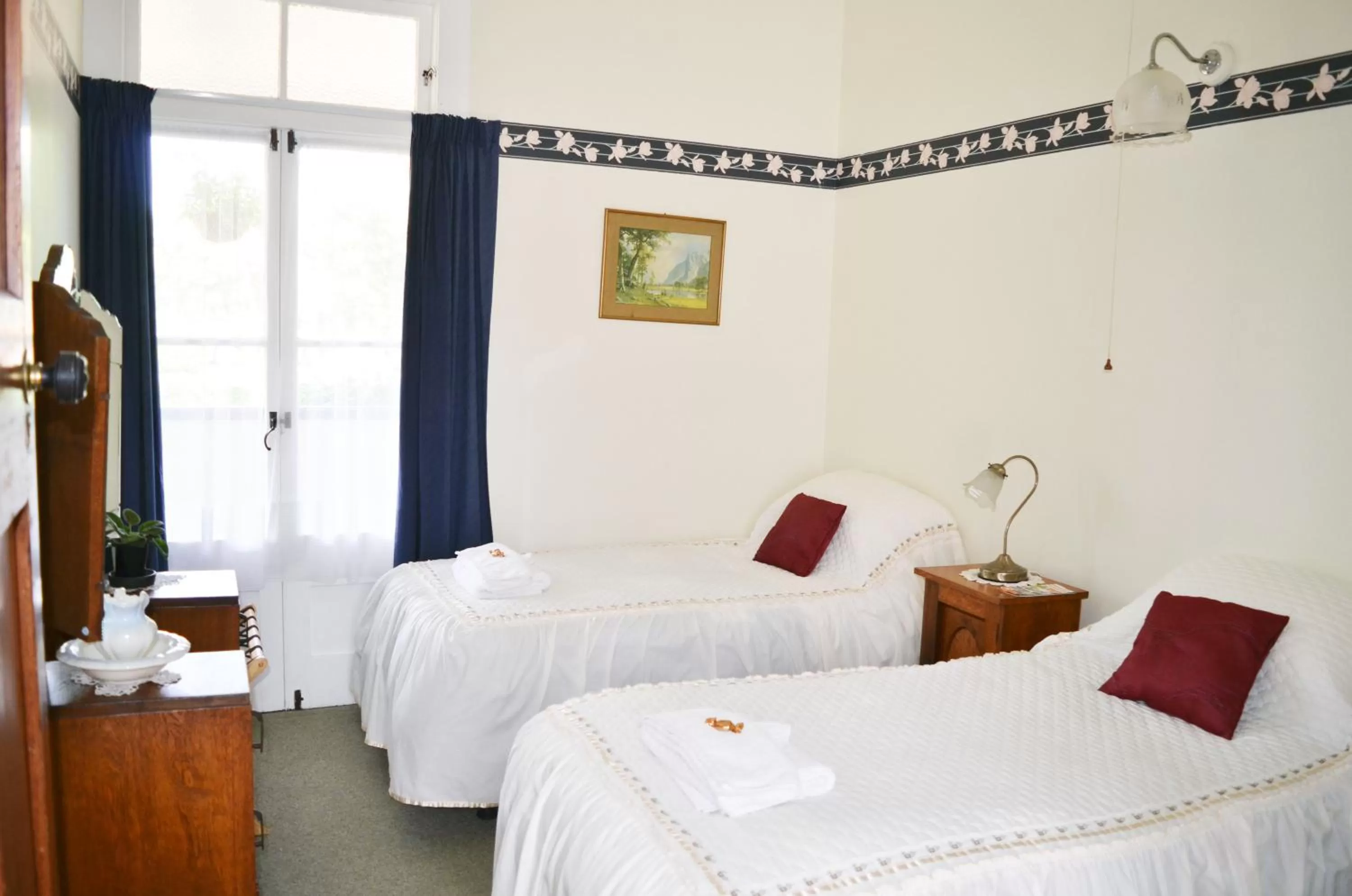 Photo of the whole room, Bed in Braemar House B&B and YHA Hostel