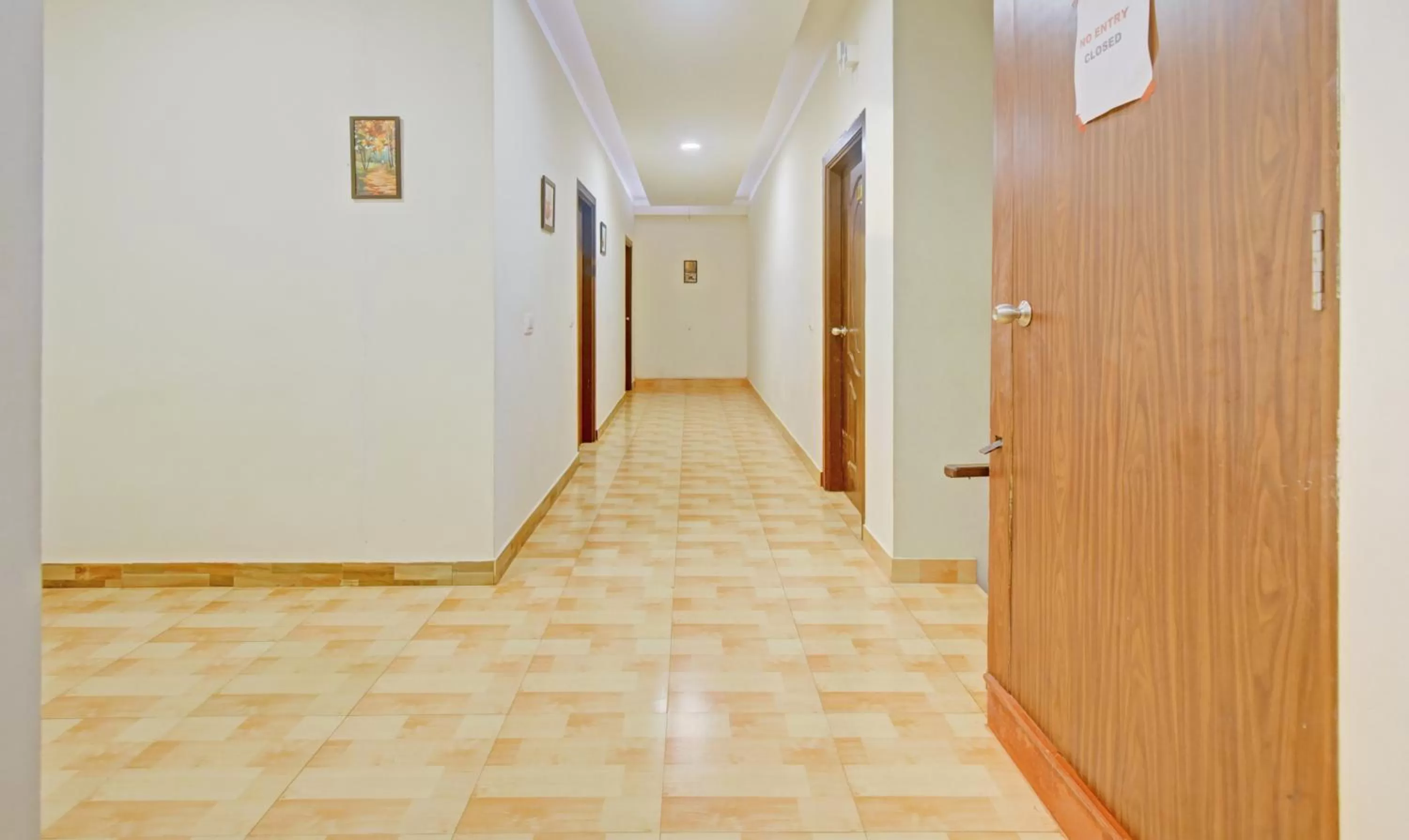 Lobby or reception in Itsy Hotels Igloo Residency, 400 Meters From Raja Seat Garden