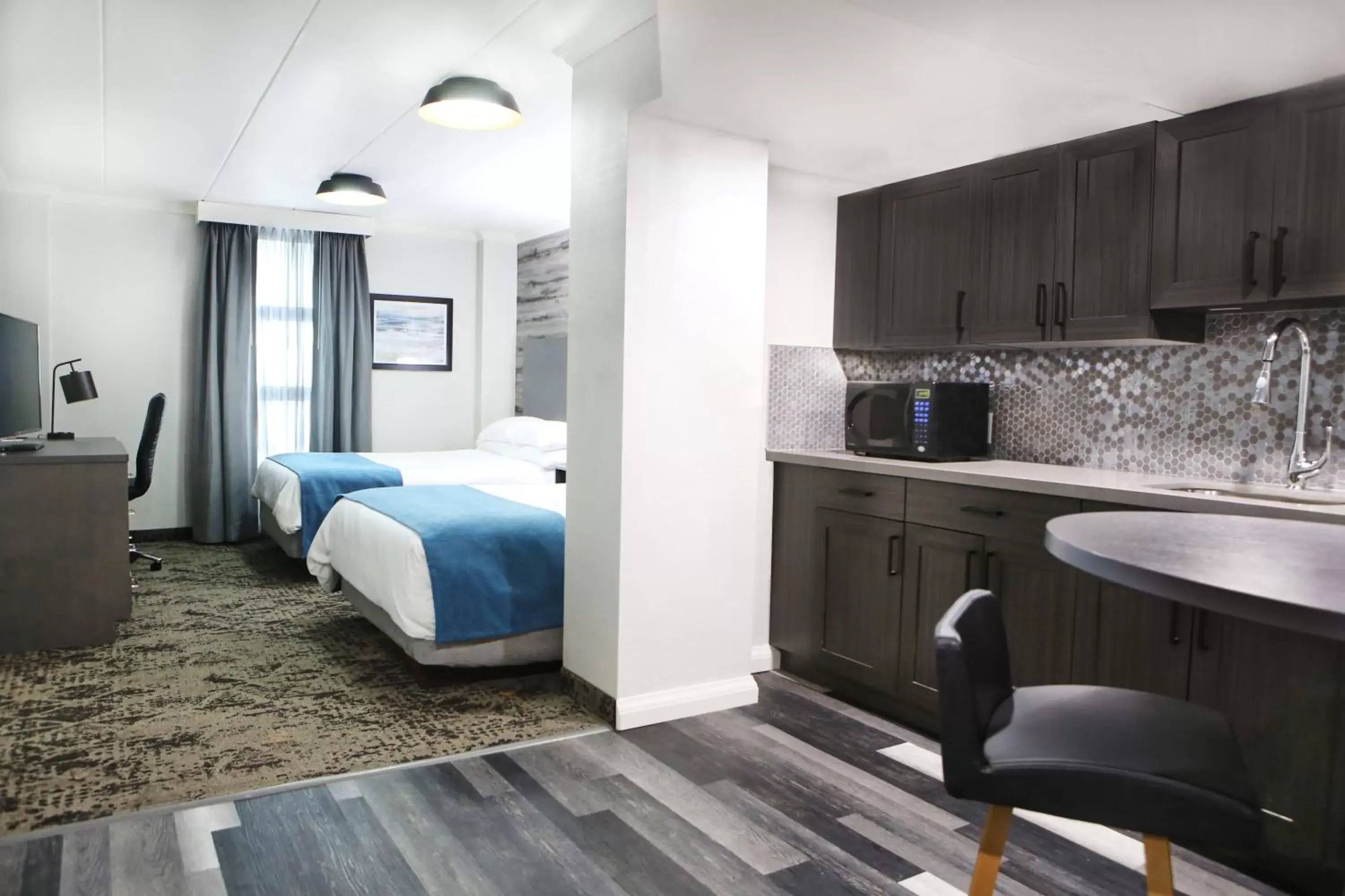 Suite with King Bed and Two Queen Beds in Best Western Parkway Hotel Toronto North Suite with King Bed and Two Queen Beds in Best Western Parkway Hotel Toronto North