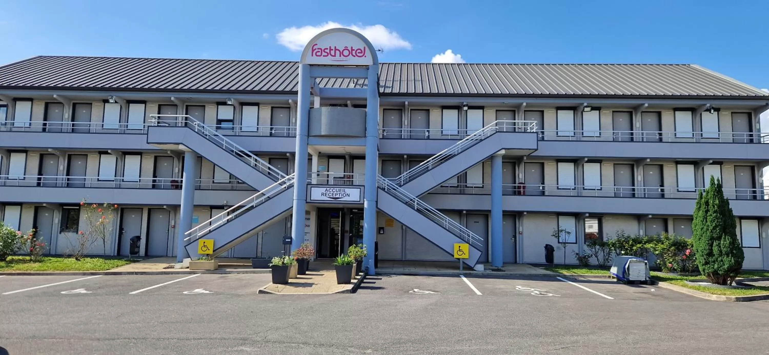 Property building in Fasthotel Roissy - Saint-Witz