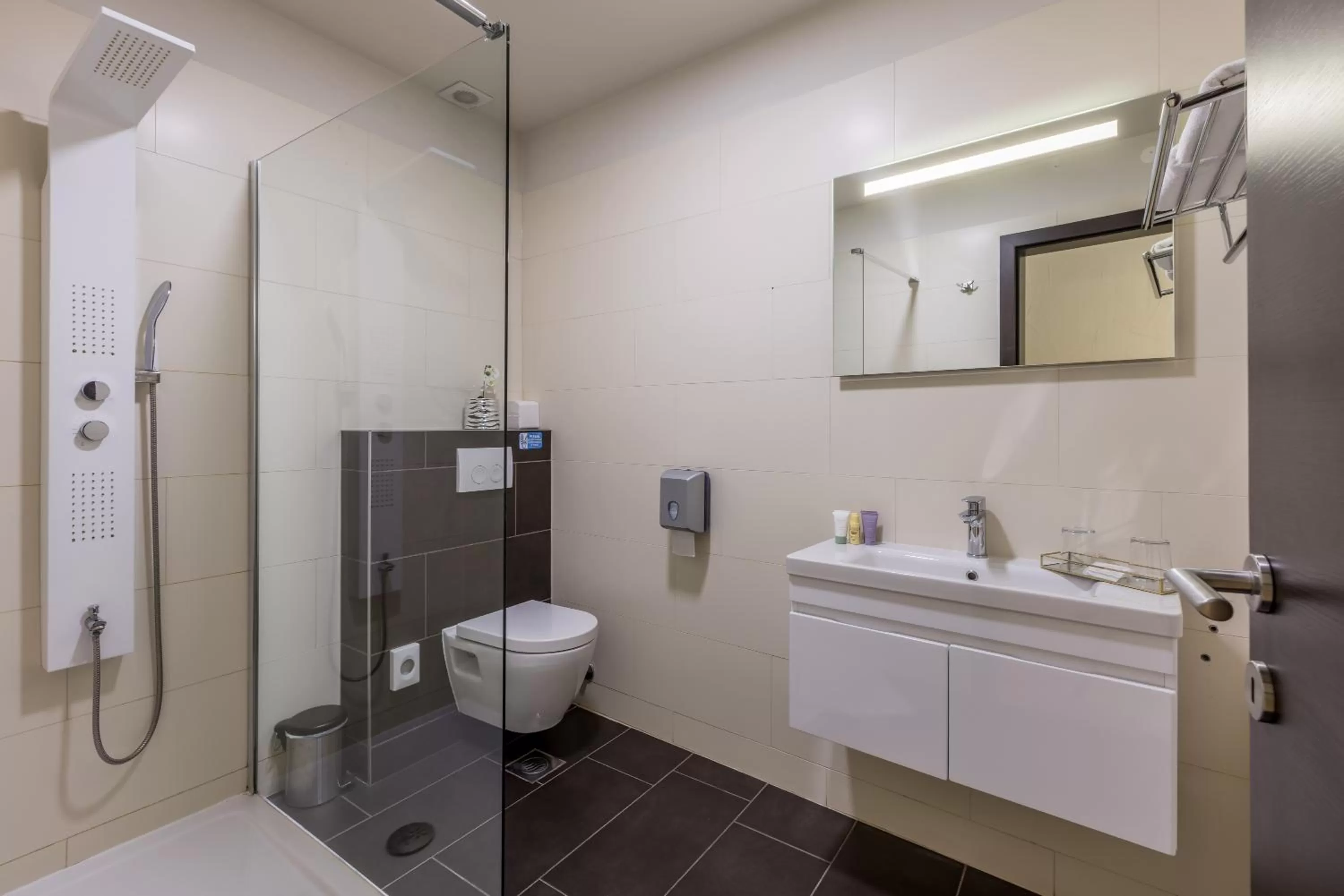 Shower in Leonis Restaurant & Rooms