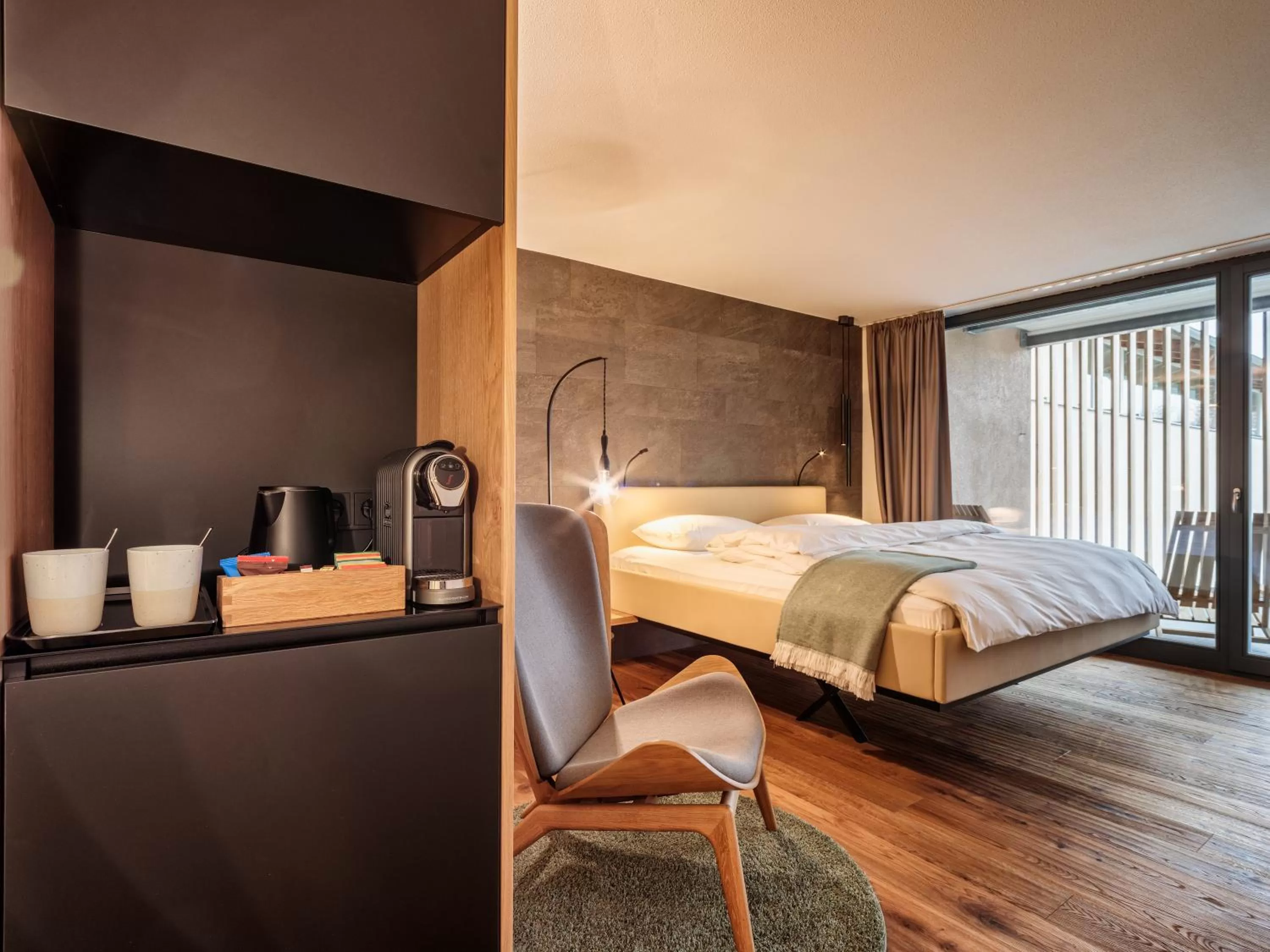 Coffee/tea facilities, Bed in Romantik Hotel Hirschen